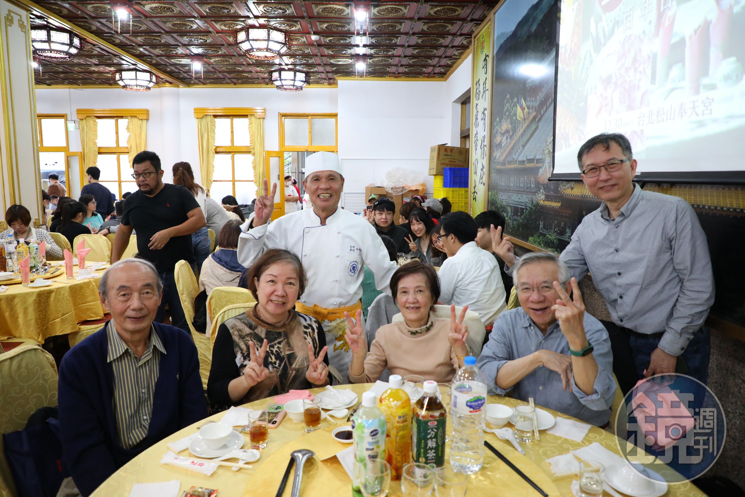 阿燦師如巨星般遊走各桌之間,食客爭相和他拍照。