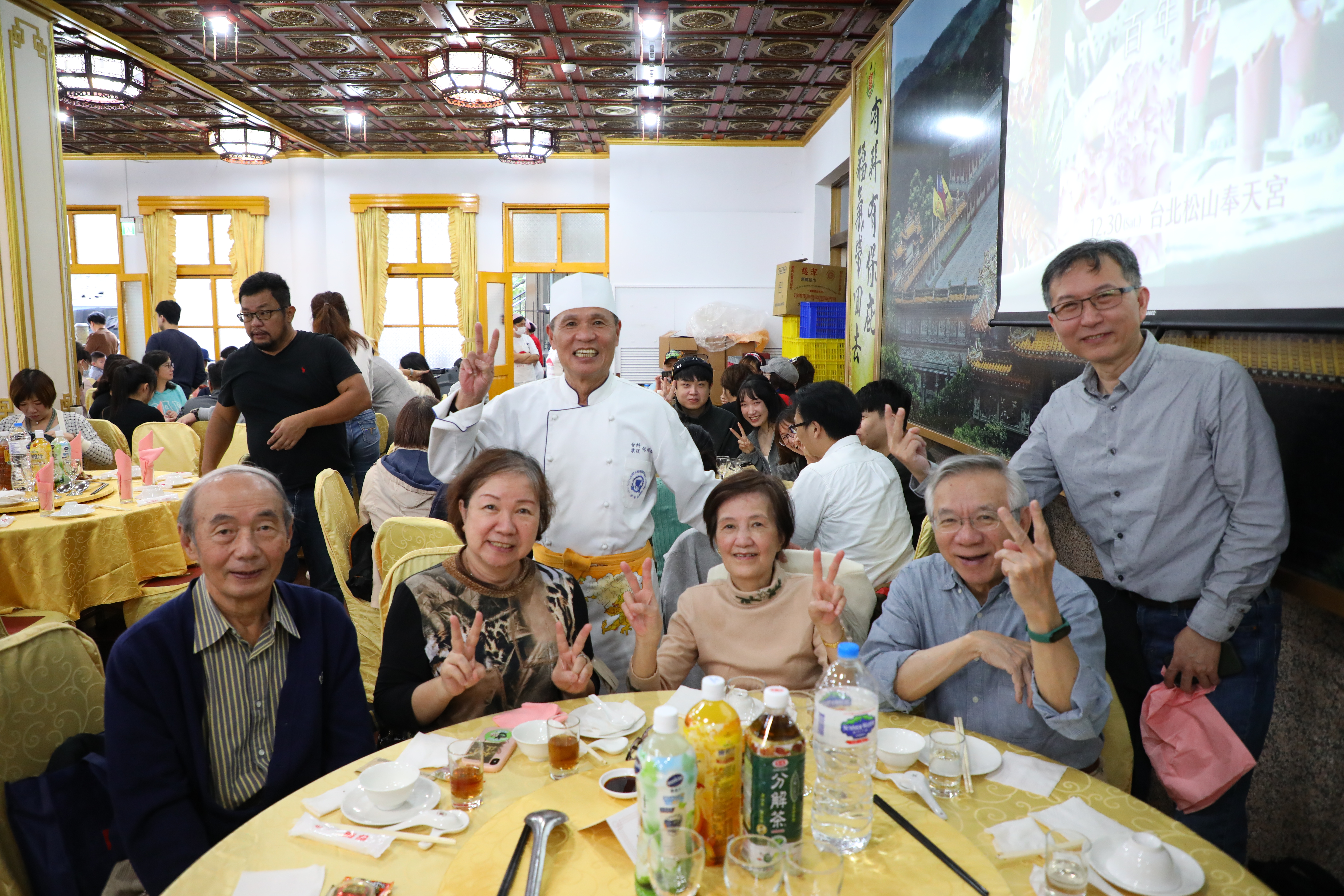 阿燦師如巨星般遊走各桌之間，食客爭相和他拍照。