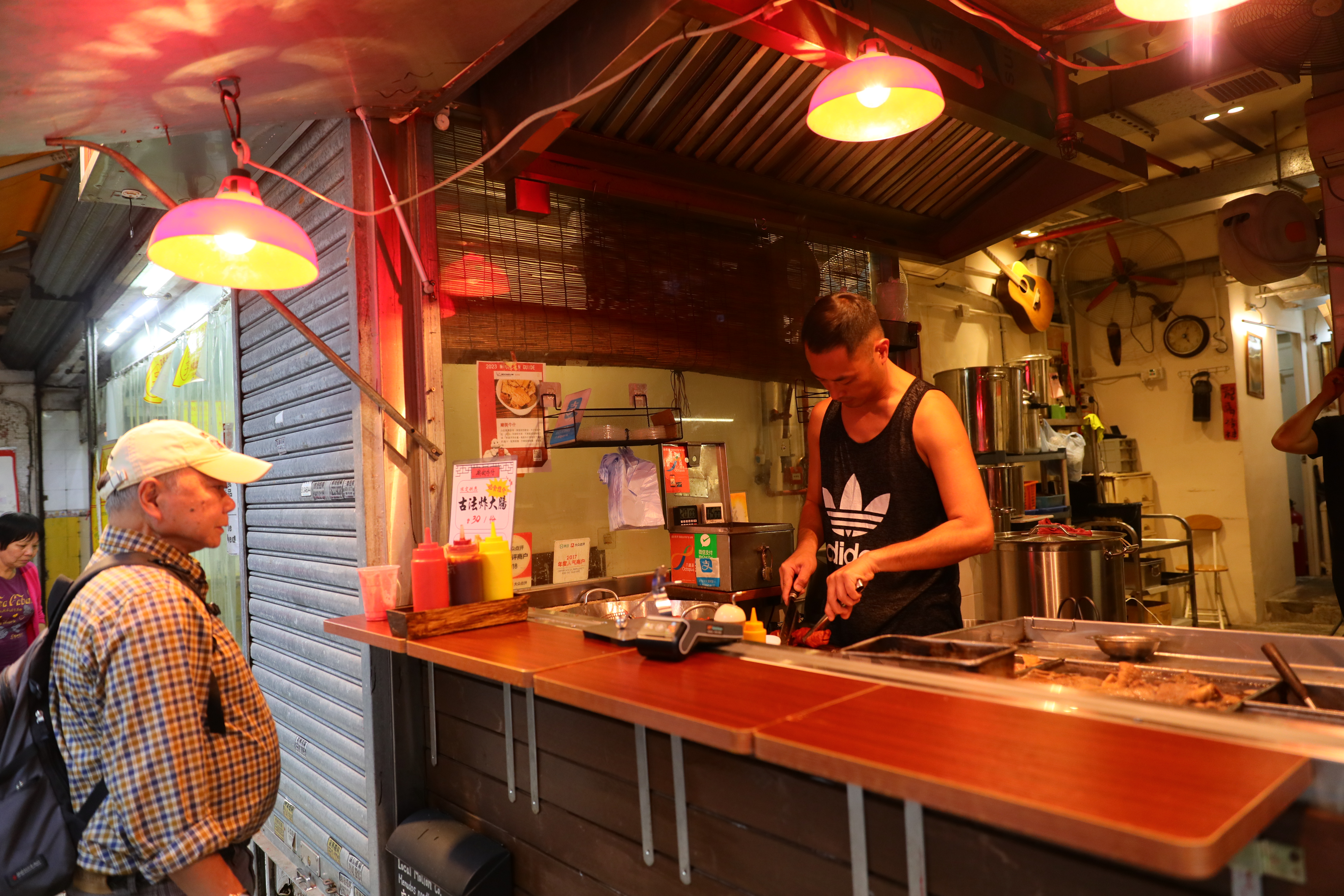 1968年開業的「廟街牛什粉麵」是香港所剩無幾的傳統牛雜攤，現在由年輕人接手經營。