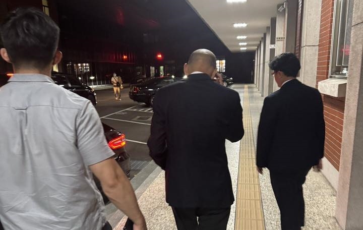 立法院長韓國瑜曬出「ㄏㄚˇ班！」背影照，引起網路熱議。（翻攝自韓國瑜臉書）