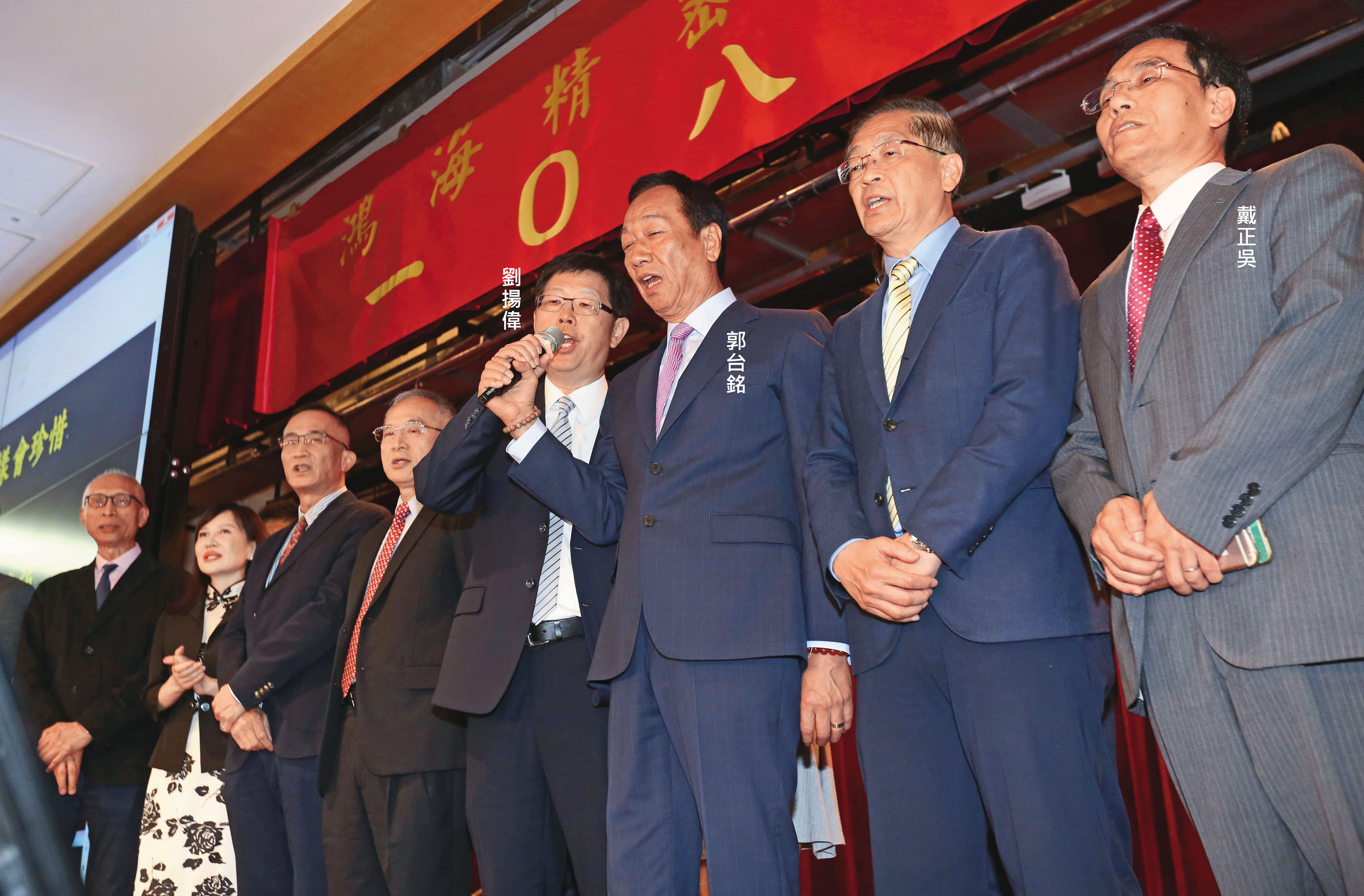 鴻海重臣狀告老東家，在鴻海員工間掀起不同角度的討論聲浪。