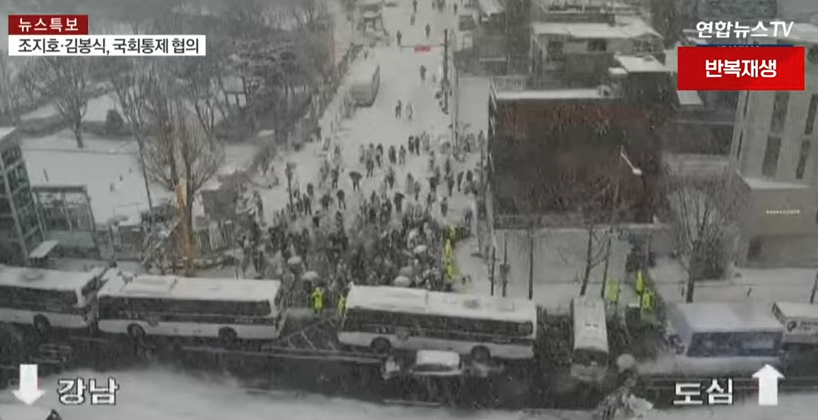 抗議人士今日不畏暴風雪，仍出門聚集街頭勇敢抗爭。（翻攝自YouTube@연합뉴스TV）