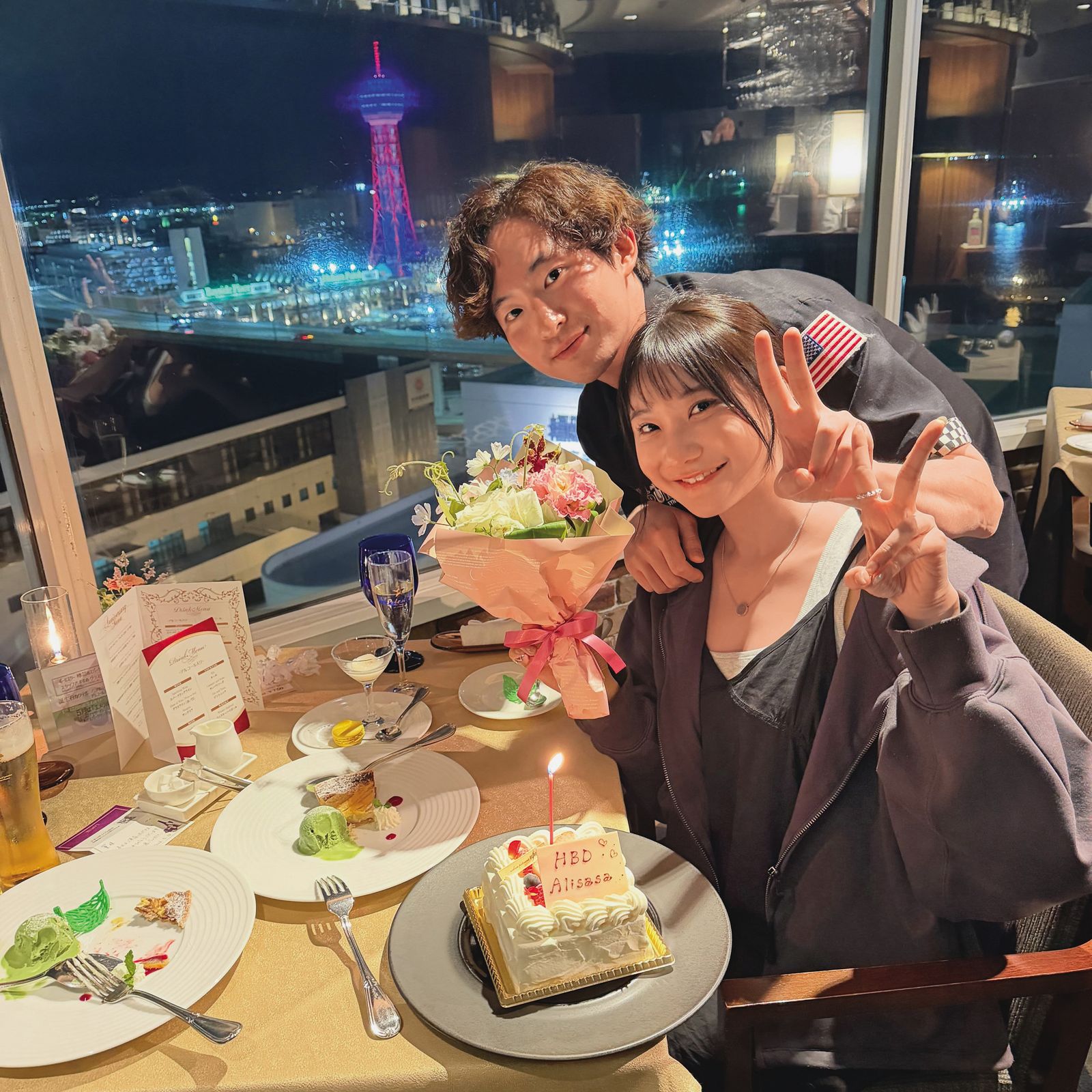 愛莉莎莎（前）和男友（後）一起出現在宥勝上的能量學課程中。（翻攝自愛莉莎莎臉書）