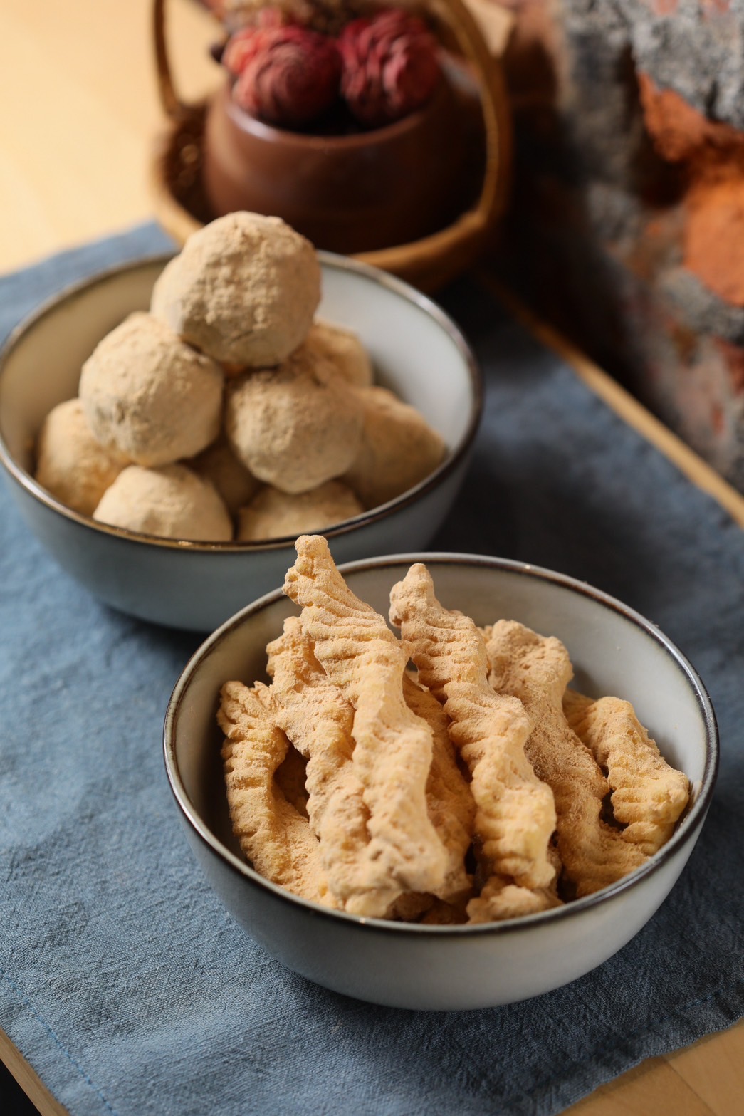 麵茶口味的「卡哩卡哩」（前，130元／包）酥脆乾爽毫無油耗味，「麻粩」（後，120元／包）則是韌中帶Q香氣十足。 