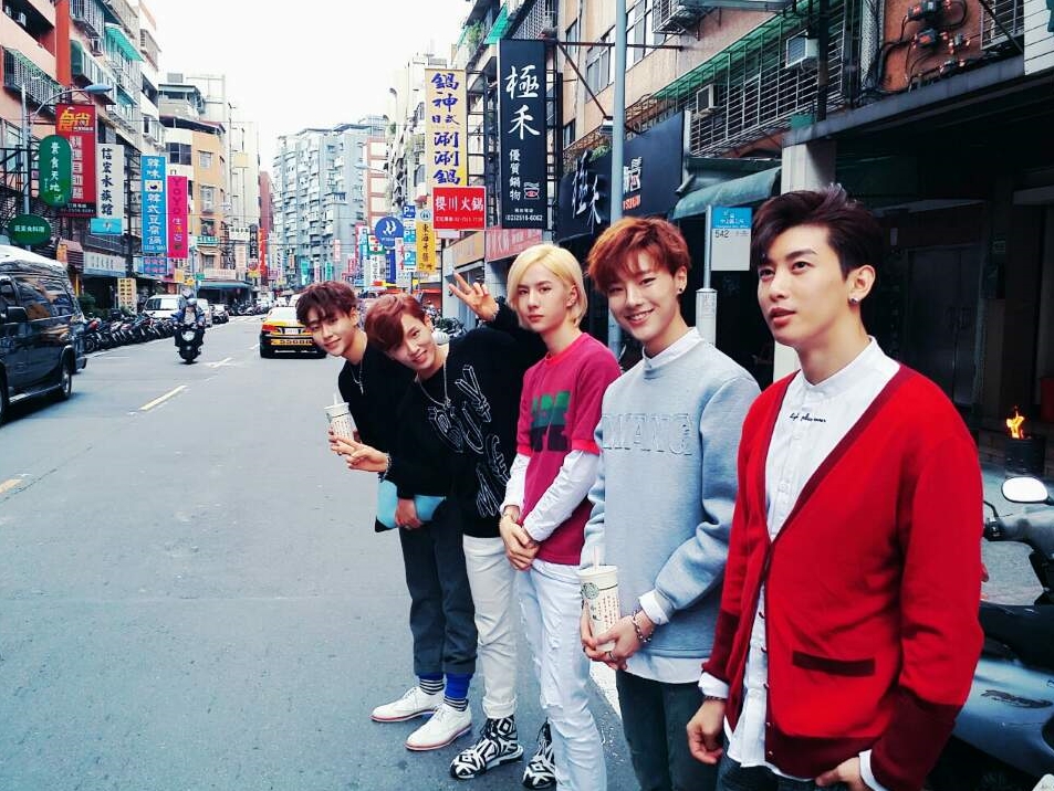 今（16日）是男團UNIQ出道10週年紀念日，10年前UNIQ曾來台灣宣傳留下紀念照。（翻攝UNIQ X）