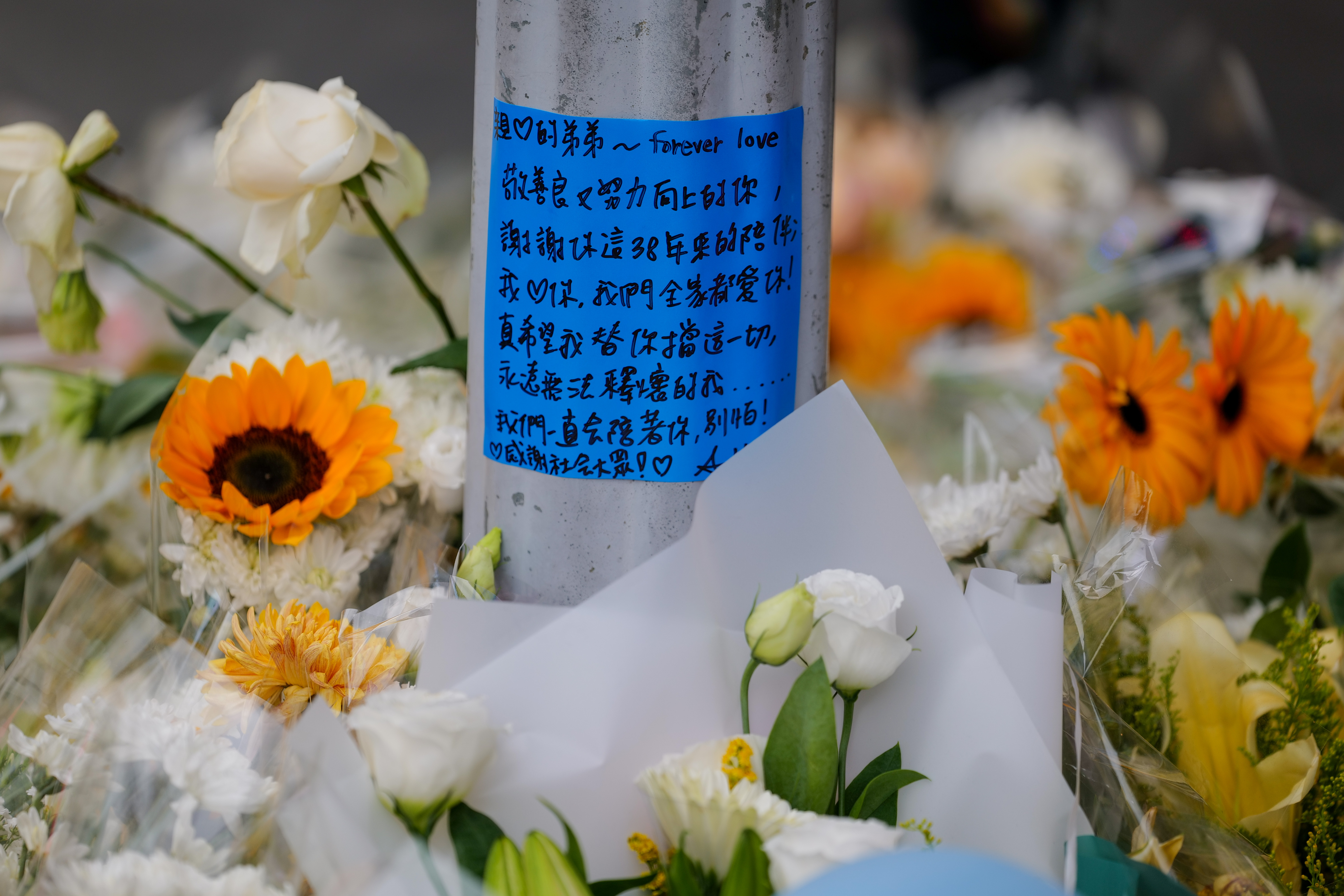 誠品南西店外民眾獻花悼念死者,蕭男姊姊親筆卡片內容曝光。