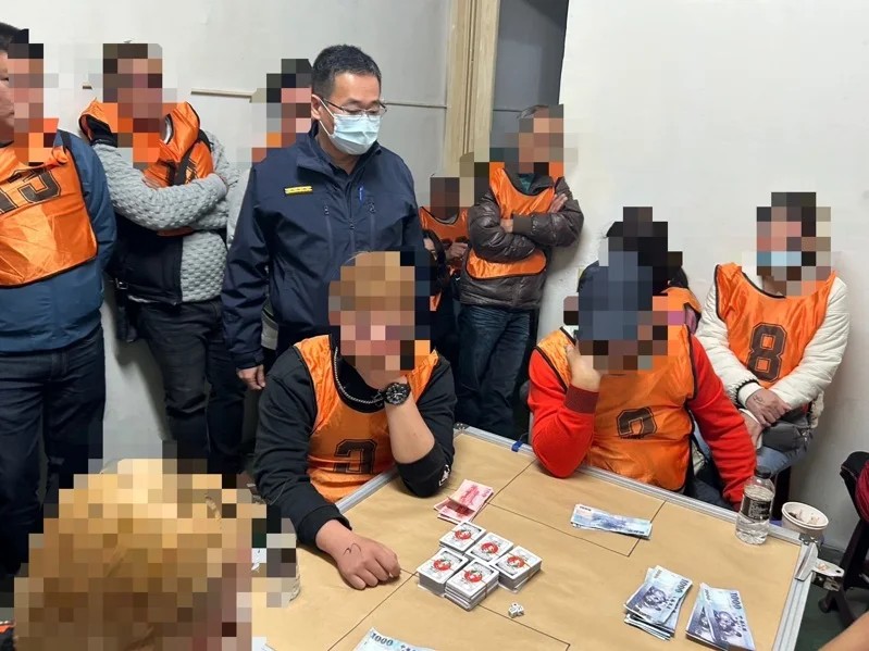 柯男連續4年聚賭抽頭被抓，警方破門當場查獲2桌麻將正熱烈開打。（翻攝畫面）