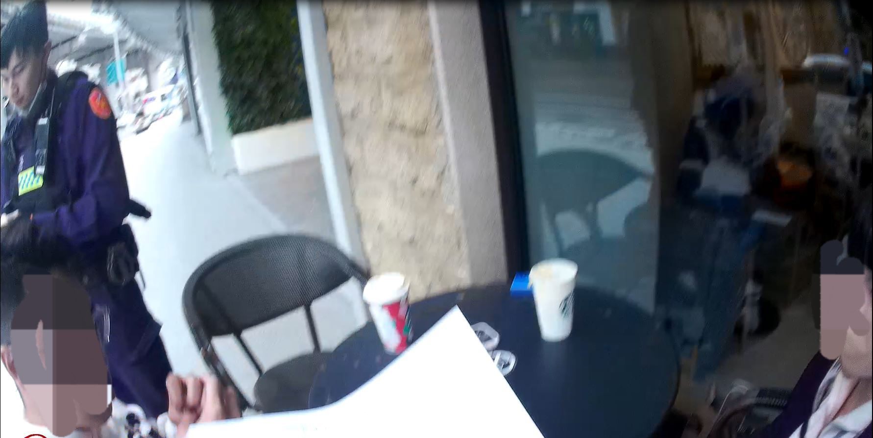 犯嫌與被害人面交，警方獲報後立即上前盤查。（內湖分局提供）