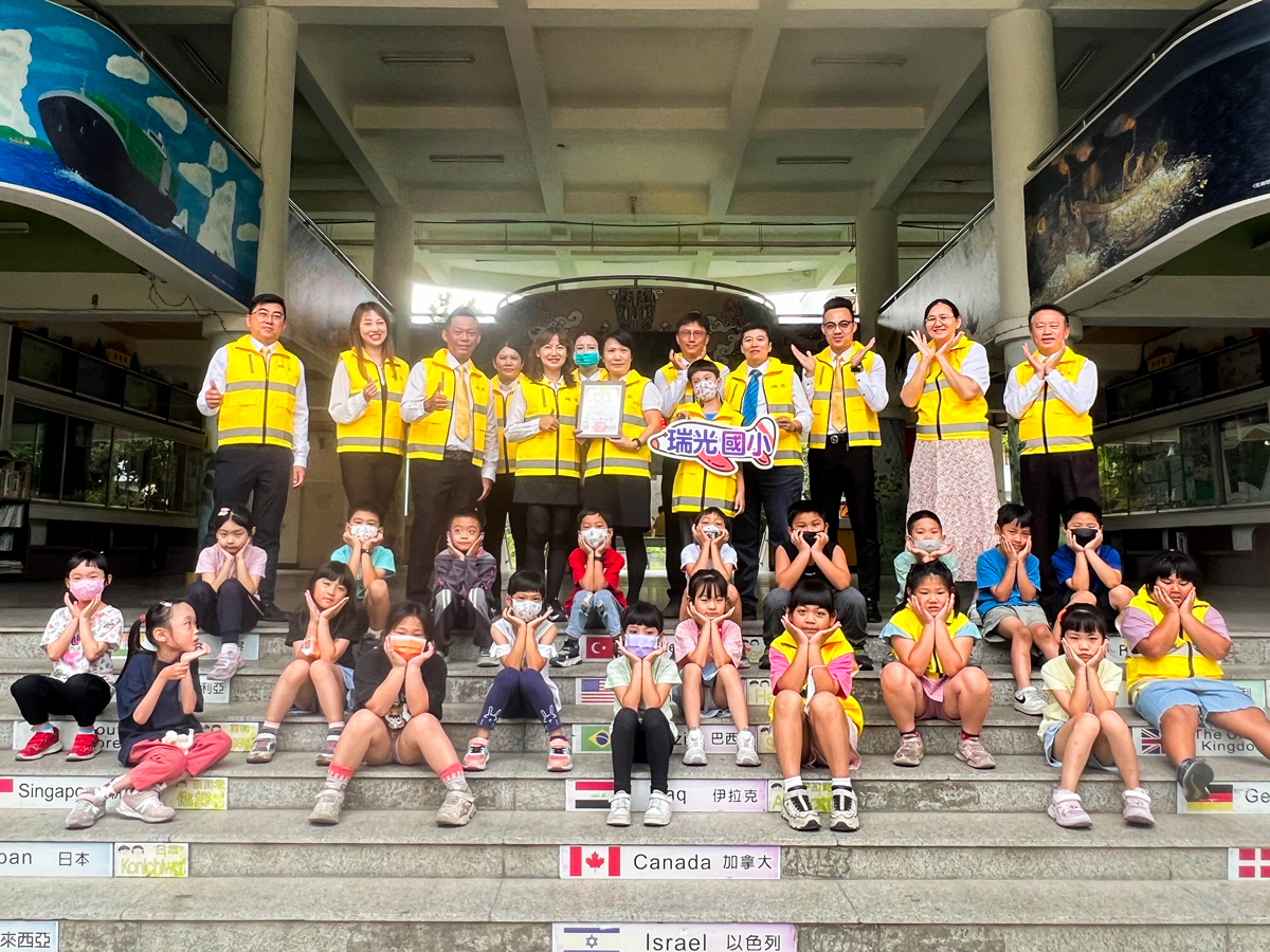 永慶房產集團屏東區四品牌經管會長鄭景鴻(後排左3)代表捐贈導護背心給屏東瑞光國小，全力守護孩童與導護人員。