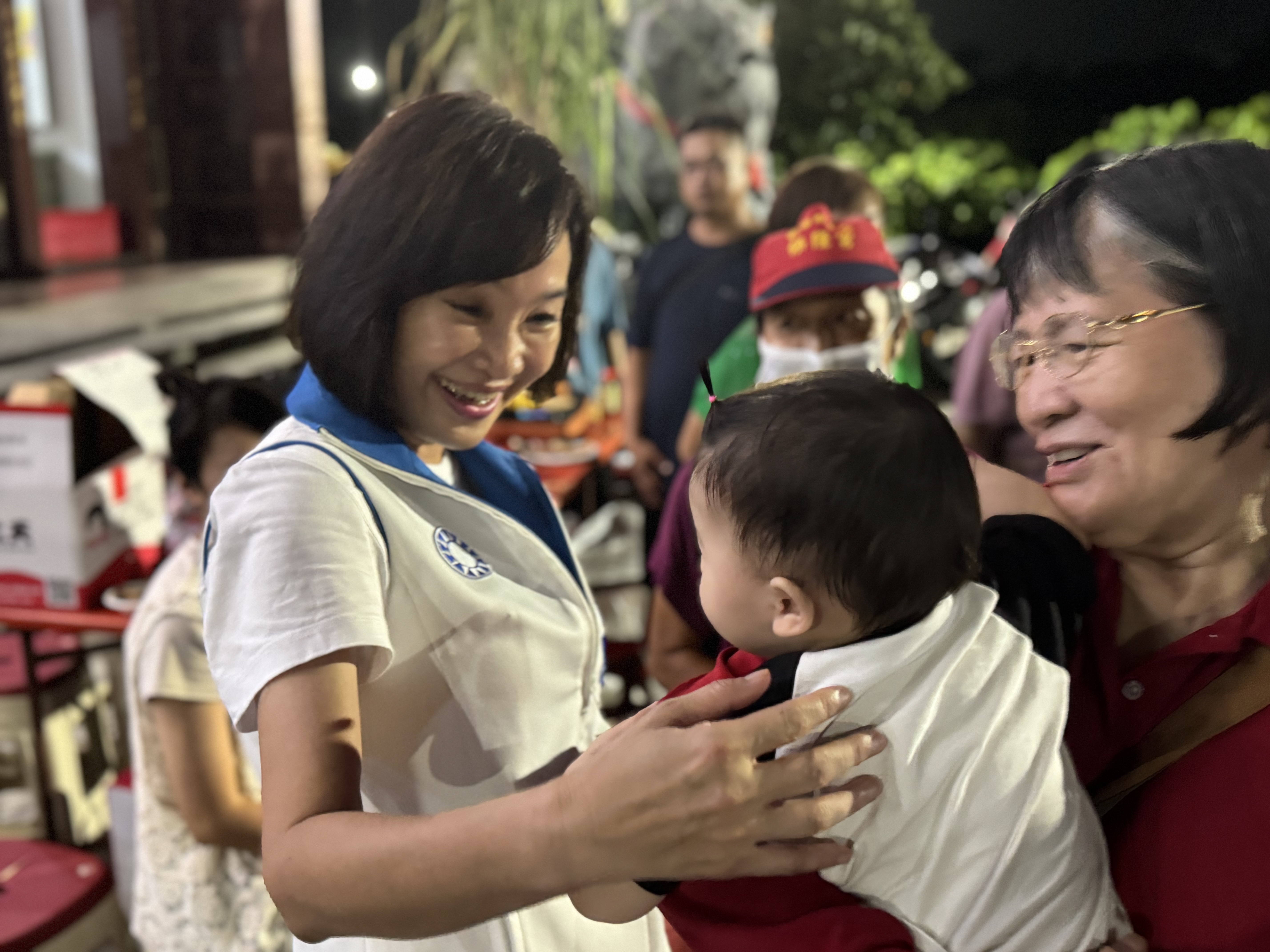 柯志恩走訪基層與民眾互動，提出市府遷址構想引發討論，選戰攻防隨之升溫。