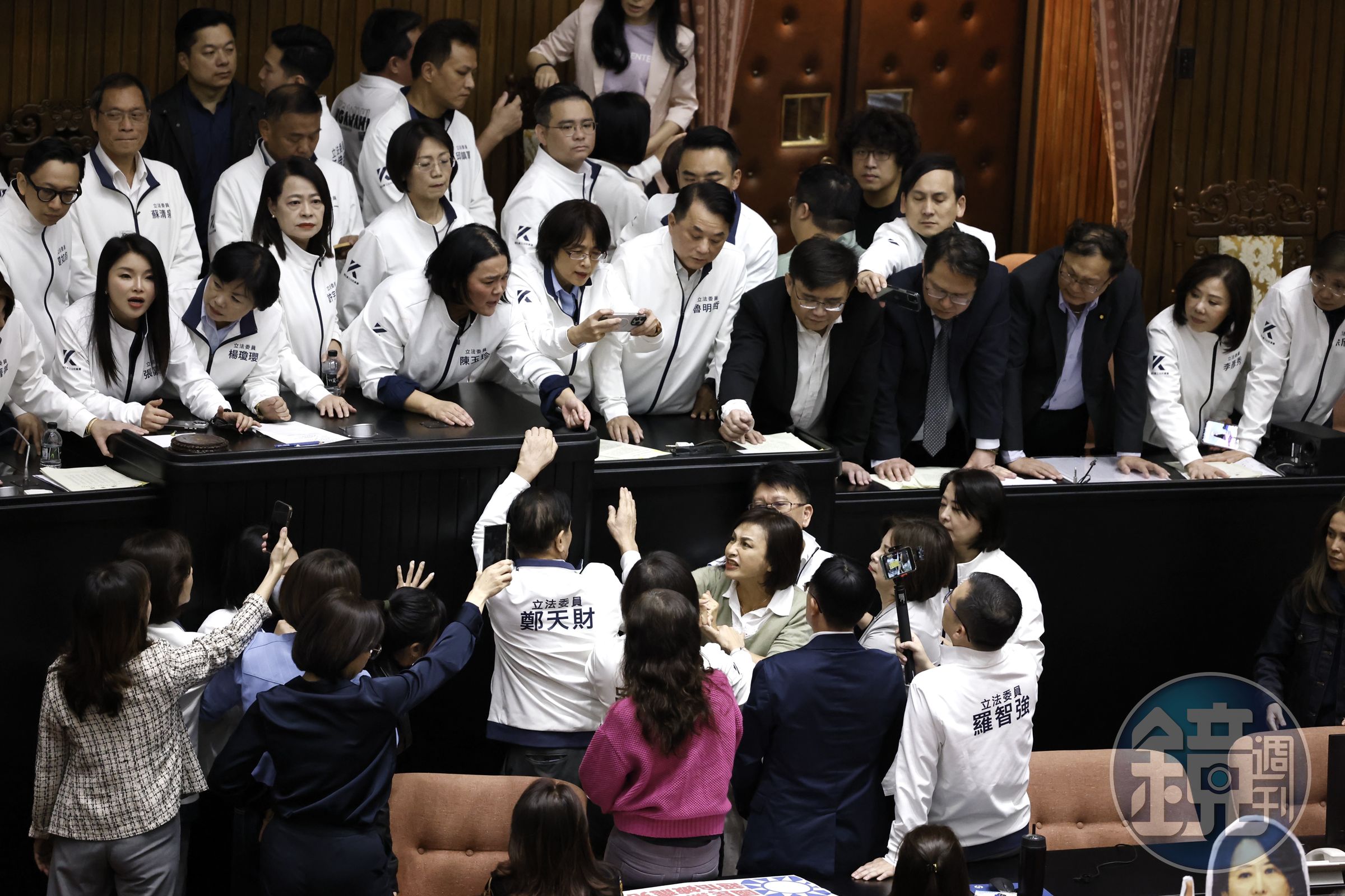 鄭天財突喊「戒嚴是為了保護台灣」，後續還推了邱議瑩。