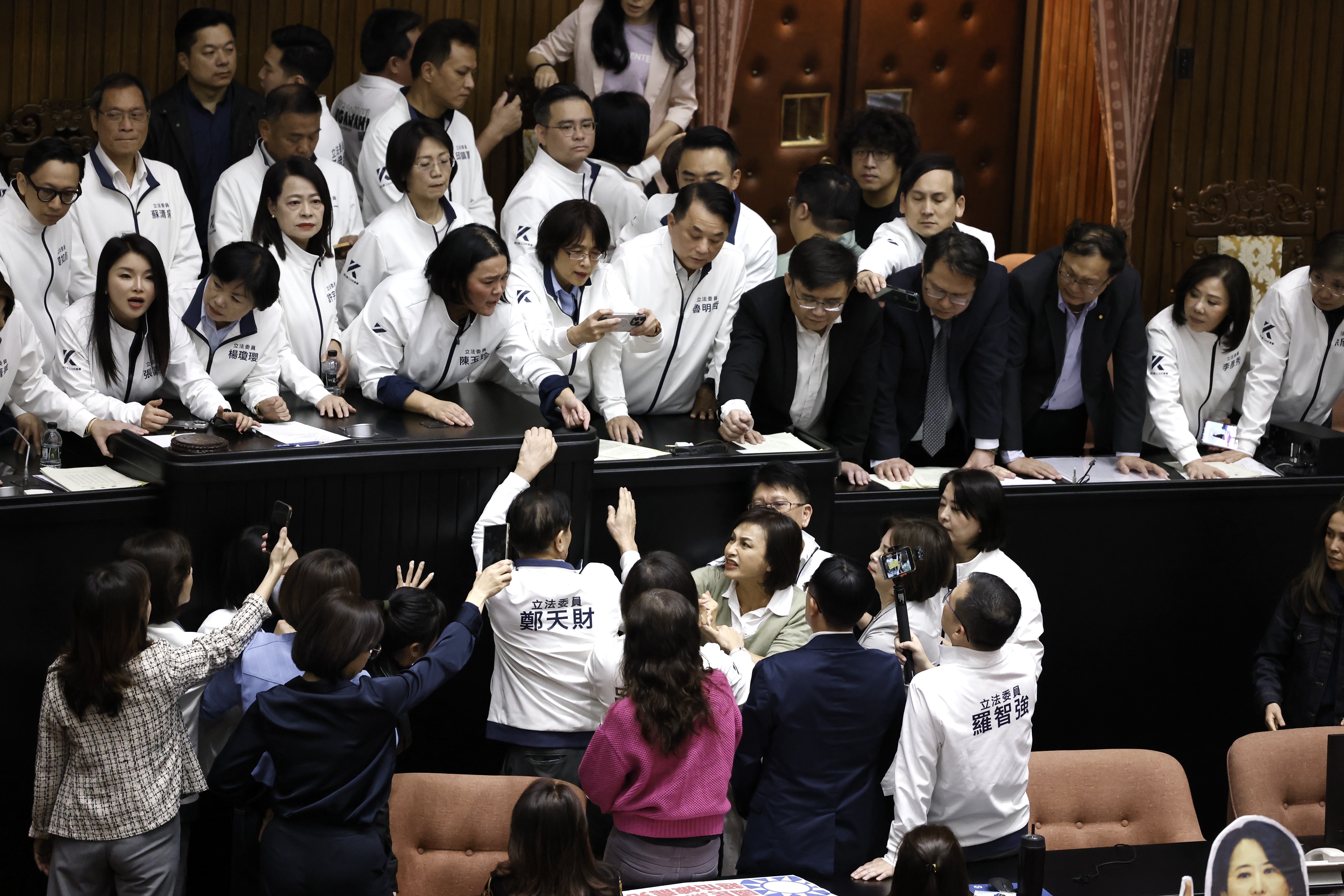 鄭天財突喊「戒嚴是為了保護台灣」，後續還推了邱議瑩。