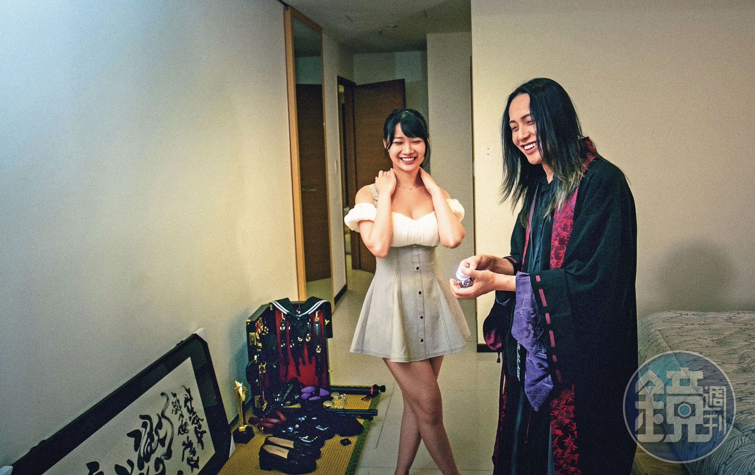 小艾（右）約拍的女生都具有清純特質，尺度也看個人。此次合作的是北一女、香港科大畢業的AI女友平台創辦人婷婷（左）。