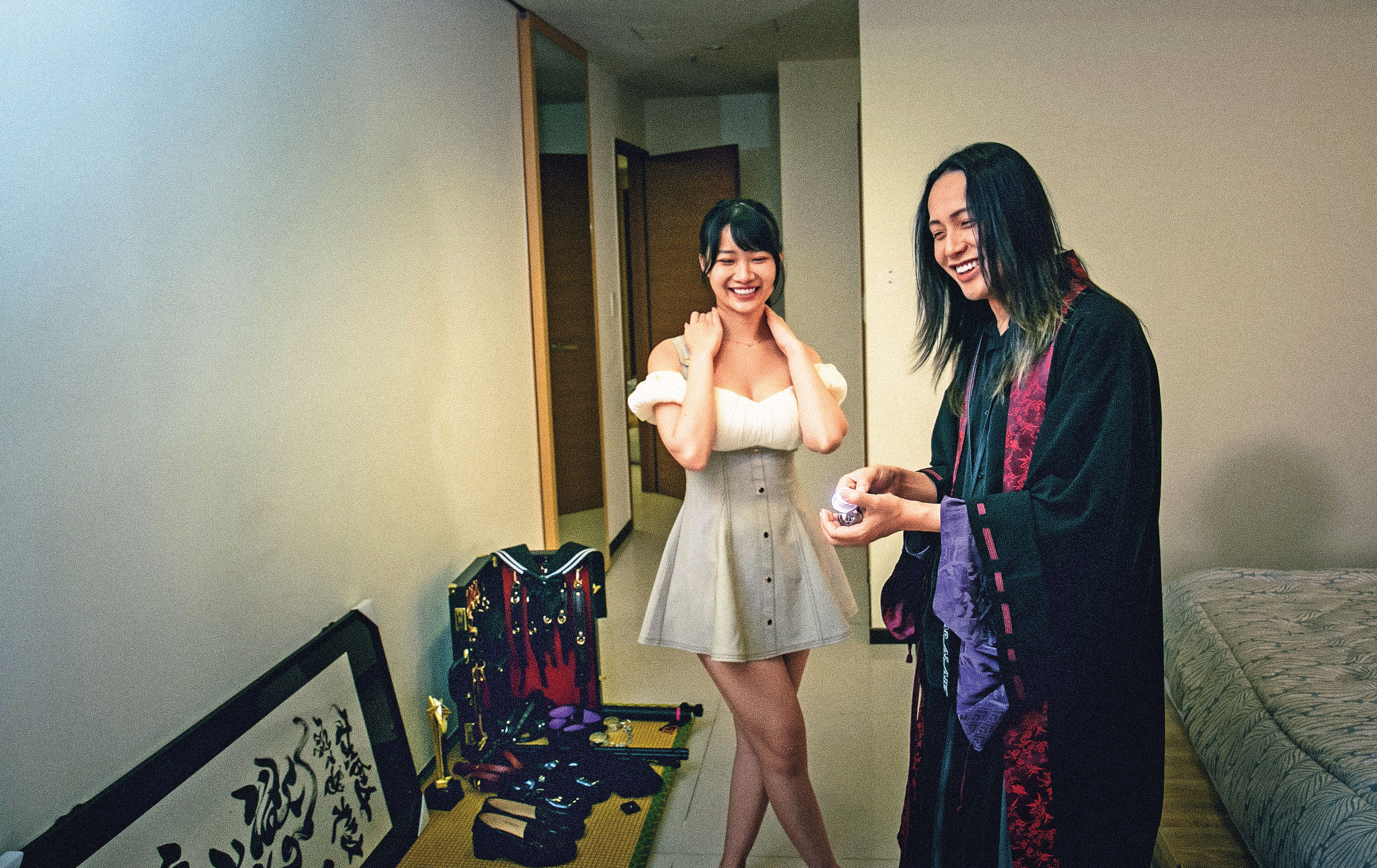 小艾（右）約拍的女生都具有清純特質，尺度也看個人。此次合作的是北一女、香港科大畢業的AI女友平台創辦人婷婷（左）。