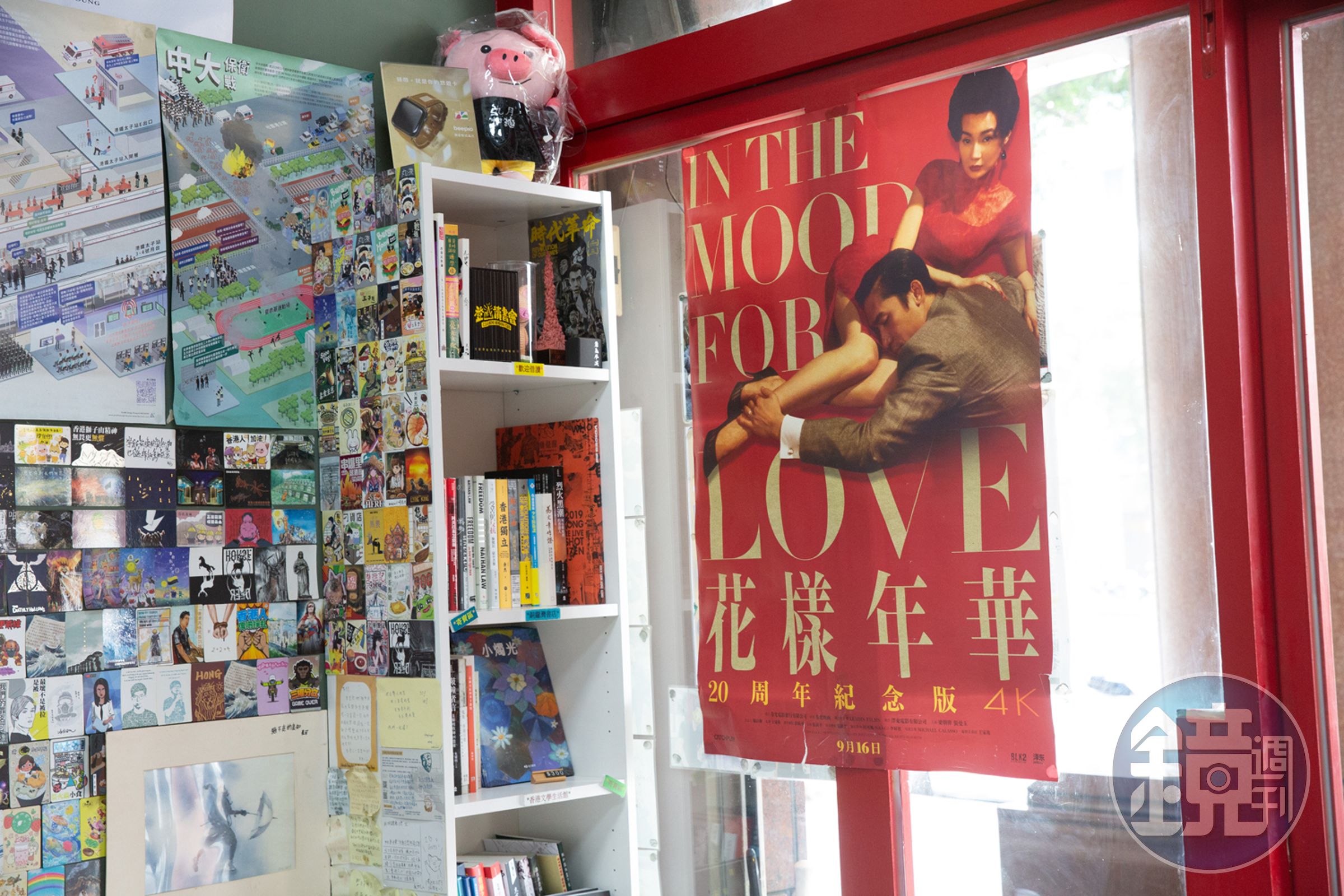 九月茶餐廳店內有大量香港元素，包括書籍、海報等，可以感受與看見香港的歷史與轉變。