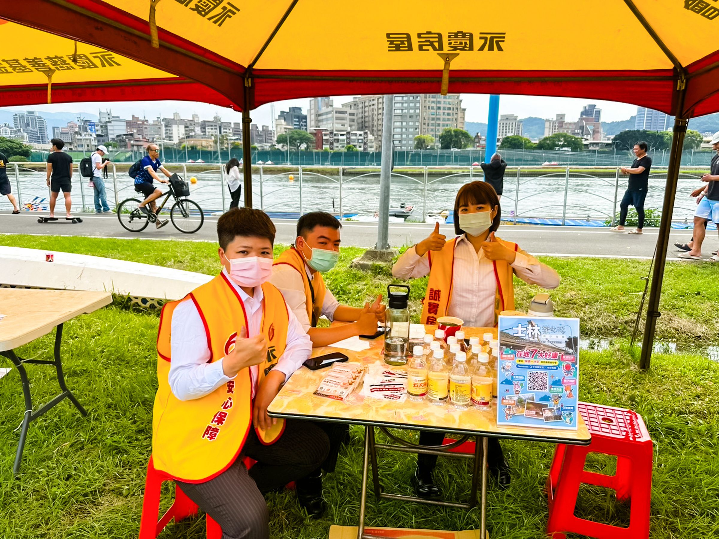 永慶房屋連續3年響應鯨神盃龍舟錦標賽,提供礦泉水與濕紙巾等物資,為參賽選手加油打氣。(永慶房產集團提供)