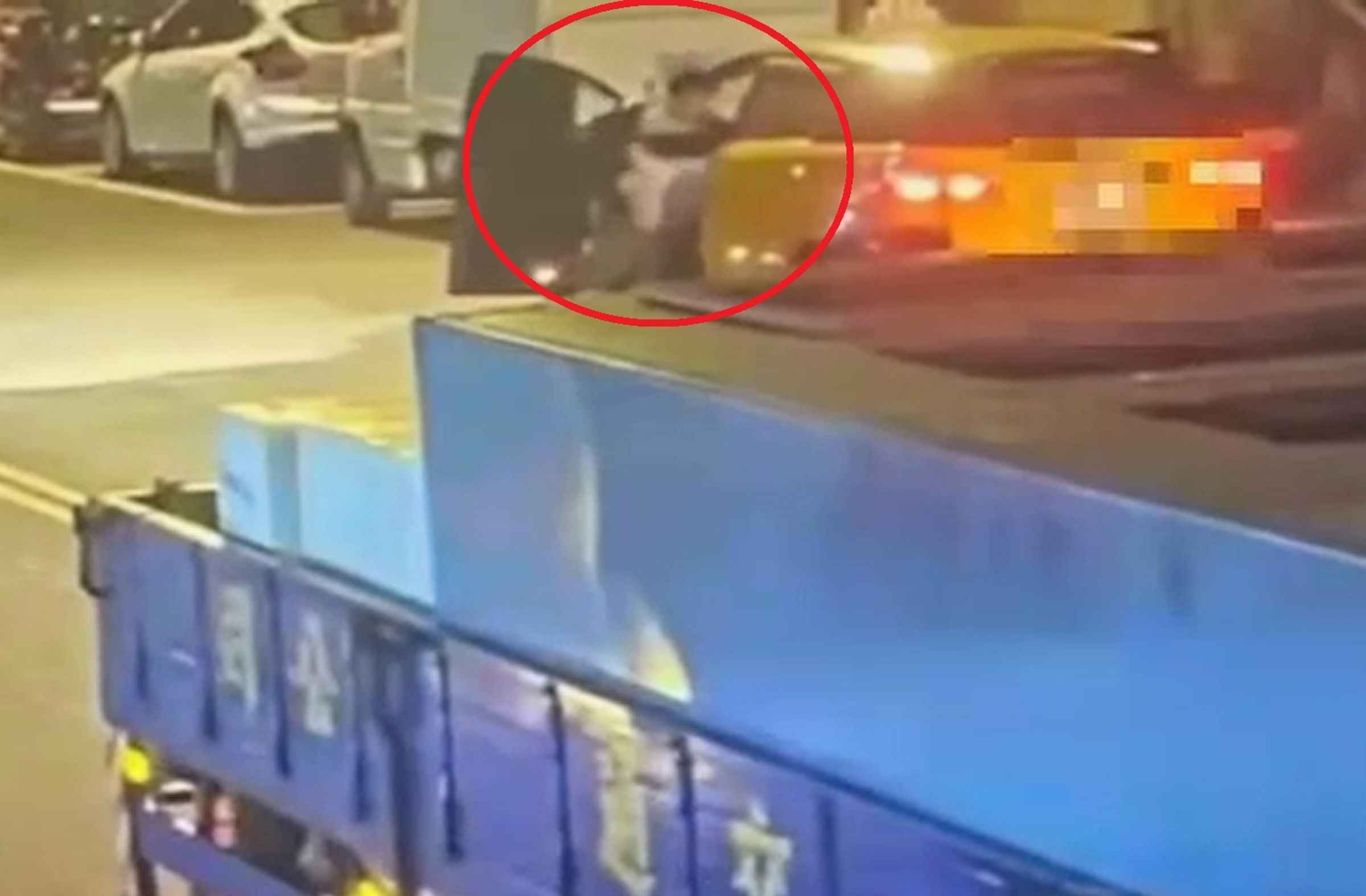 一名計程車司機今日清晨載客至台北市長安西路，遭2名乘客持刀搶劫，雙方在車內爆發激烈拉扯衝突。（翻攝畫面）