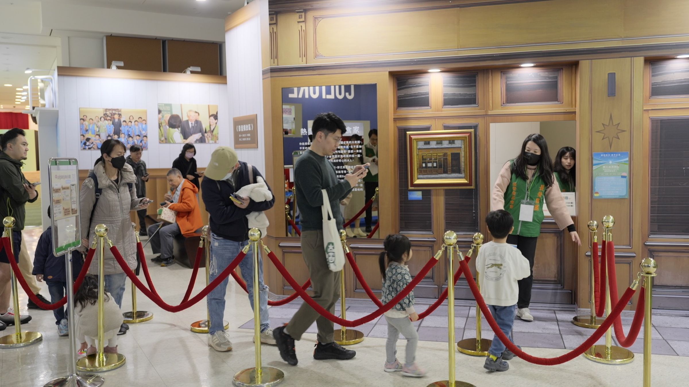 展期推出「周三冰淇淋日」小驚喜,靈感來自張總裁生前喜愛、位於巴黎聖母院附近的名店Berthillon,一早便吸引民眾排隊領取,不少家長也帶著孩子提前到場卡位,現場氣氛熱鬧。