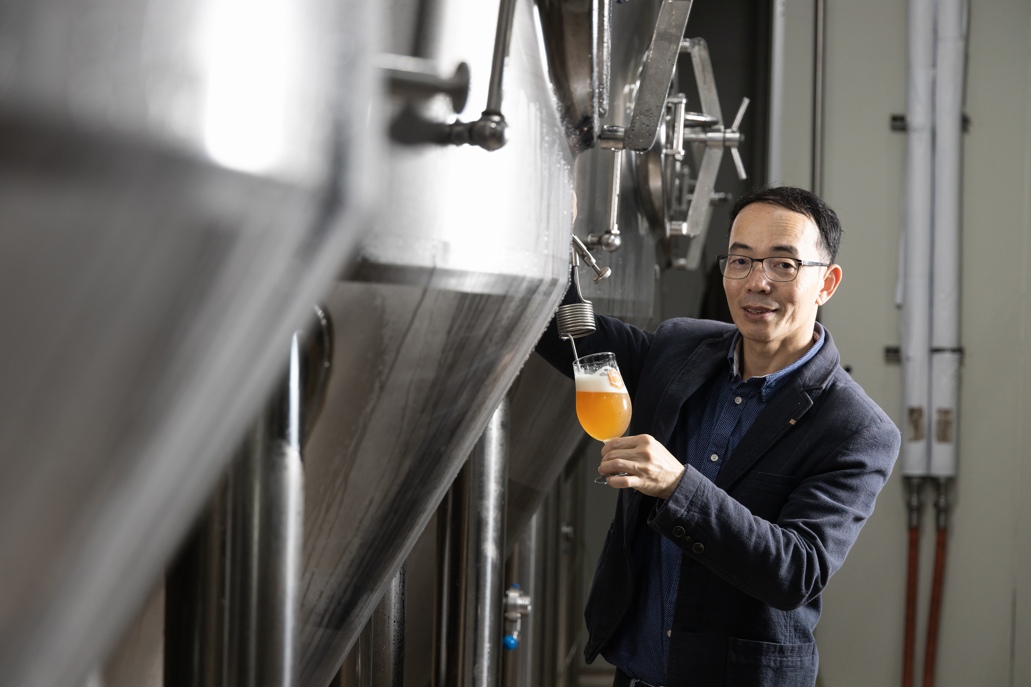 鄧爸麥酒創辦人鄧心承以紮實釀酒工藝，為不同的食材與啤酒創造出品質穩定又好喝的風味。