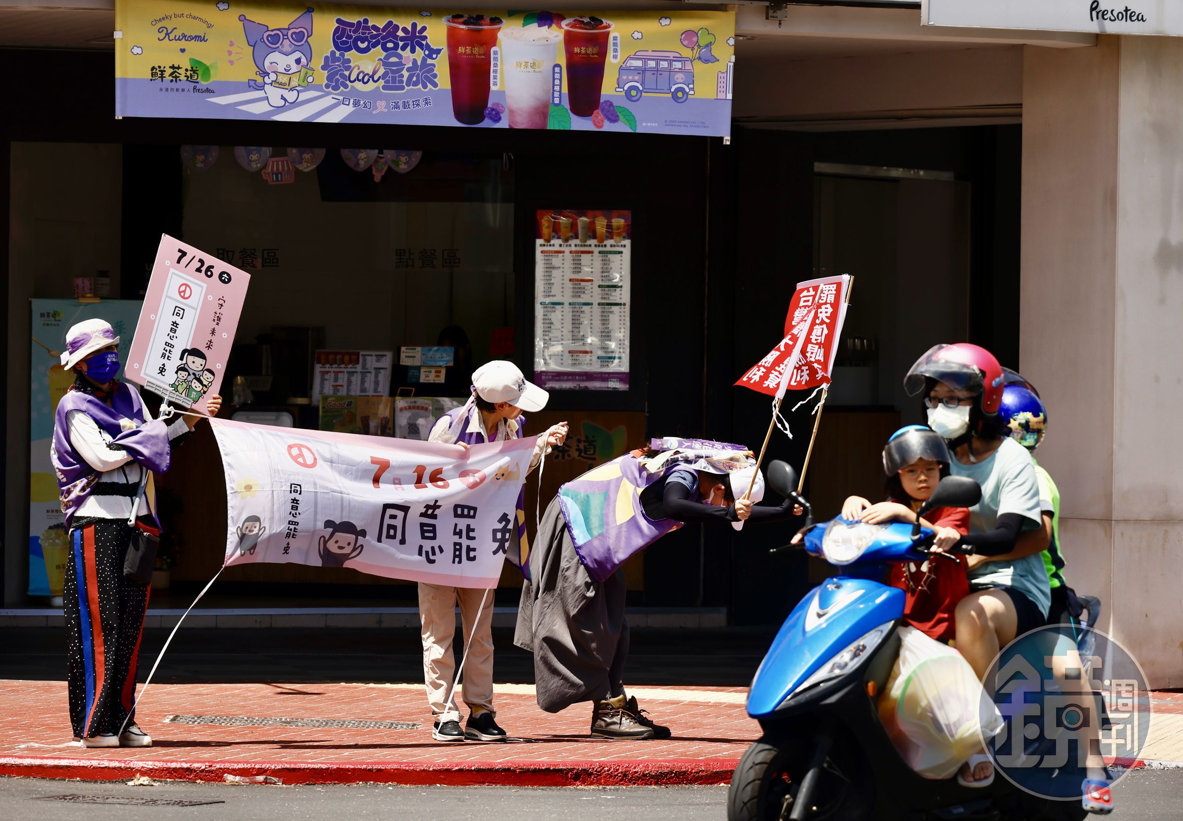 罷團志工90度鞠躬拜託「拔傅」。