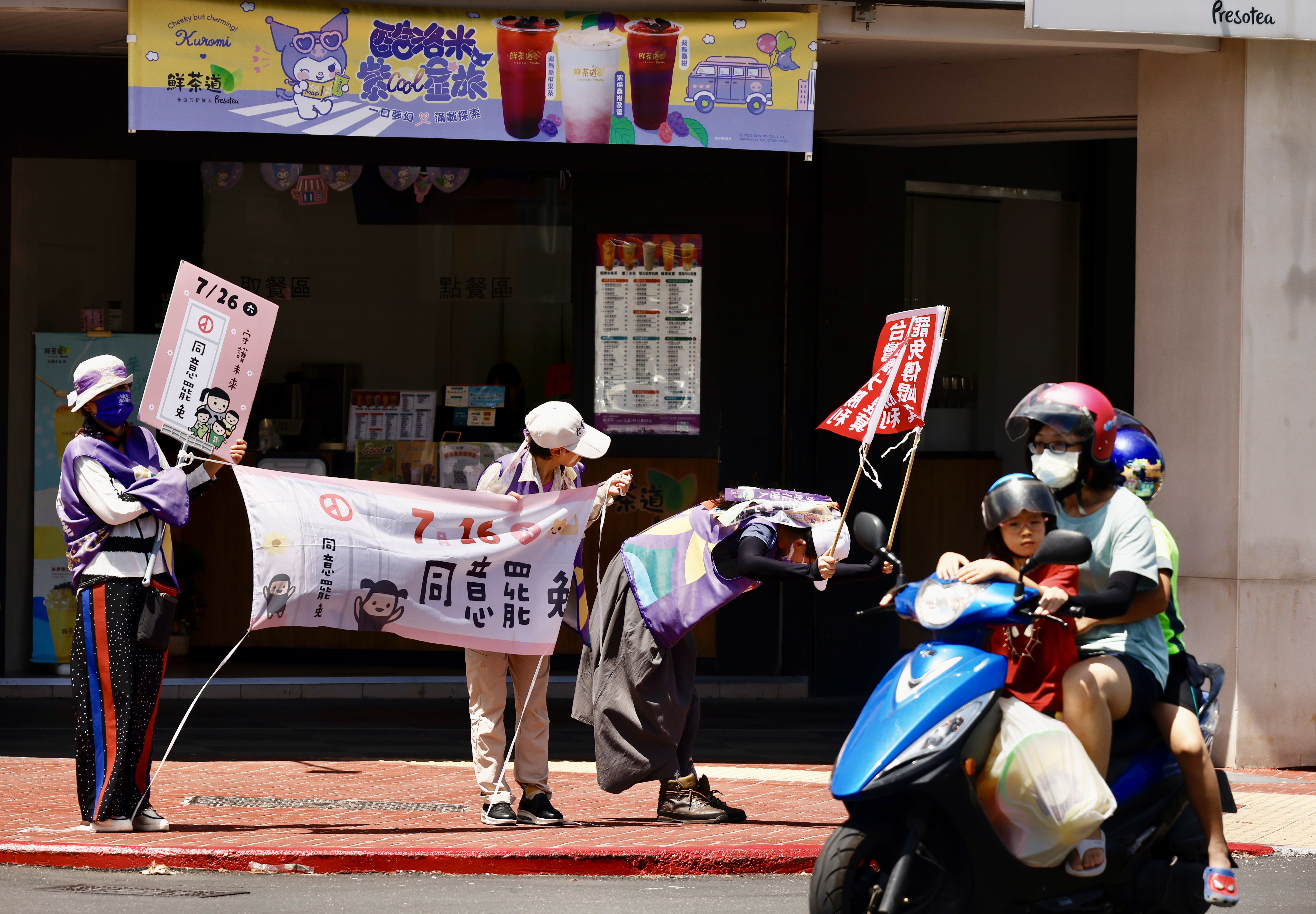 罷團志工90度鞠躬拜託「拔傅」。