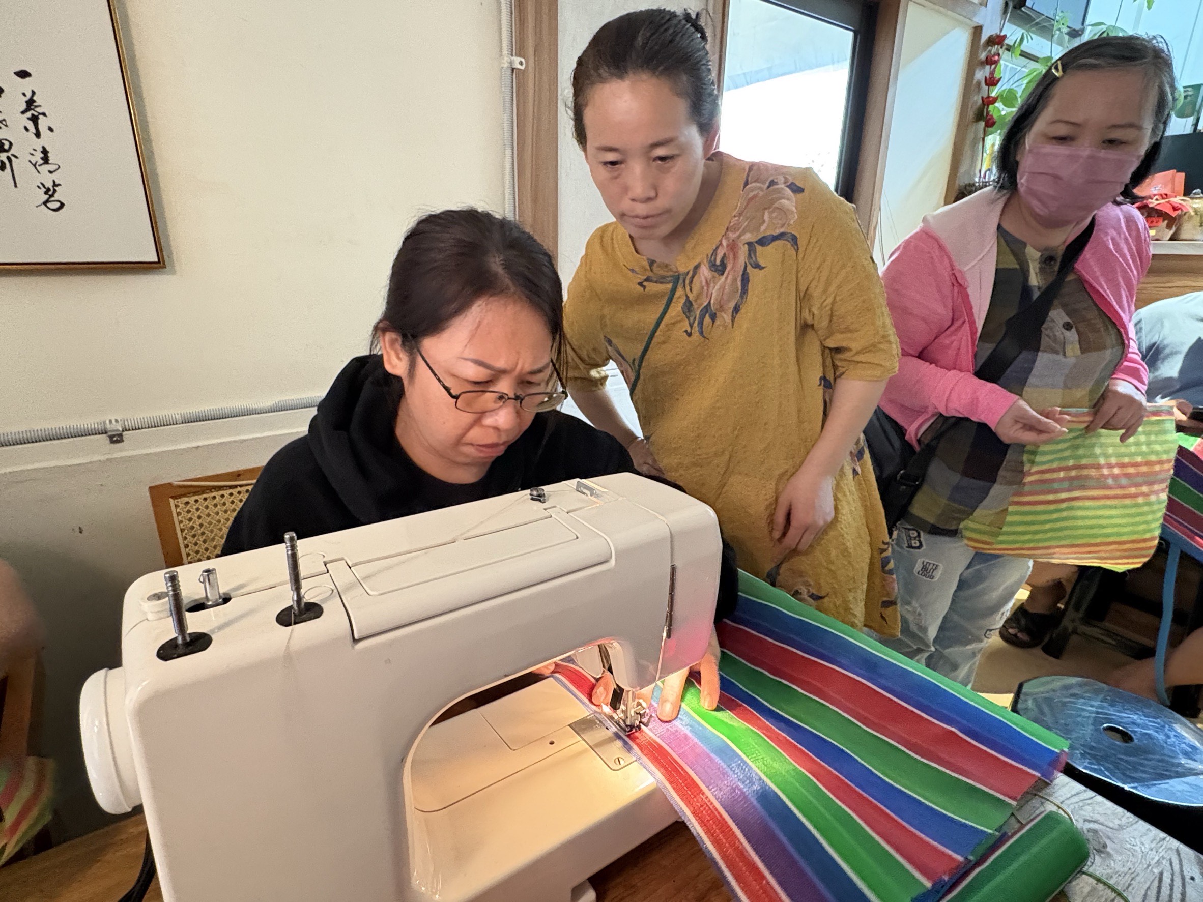 講師張勤（中）指導新住民阮氏錢（左）使用縫紉機縫製茄芷袋。（移民署提供）