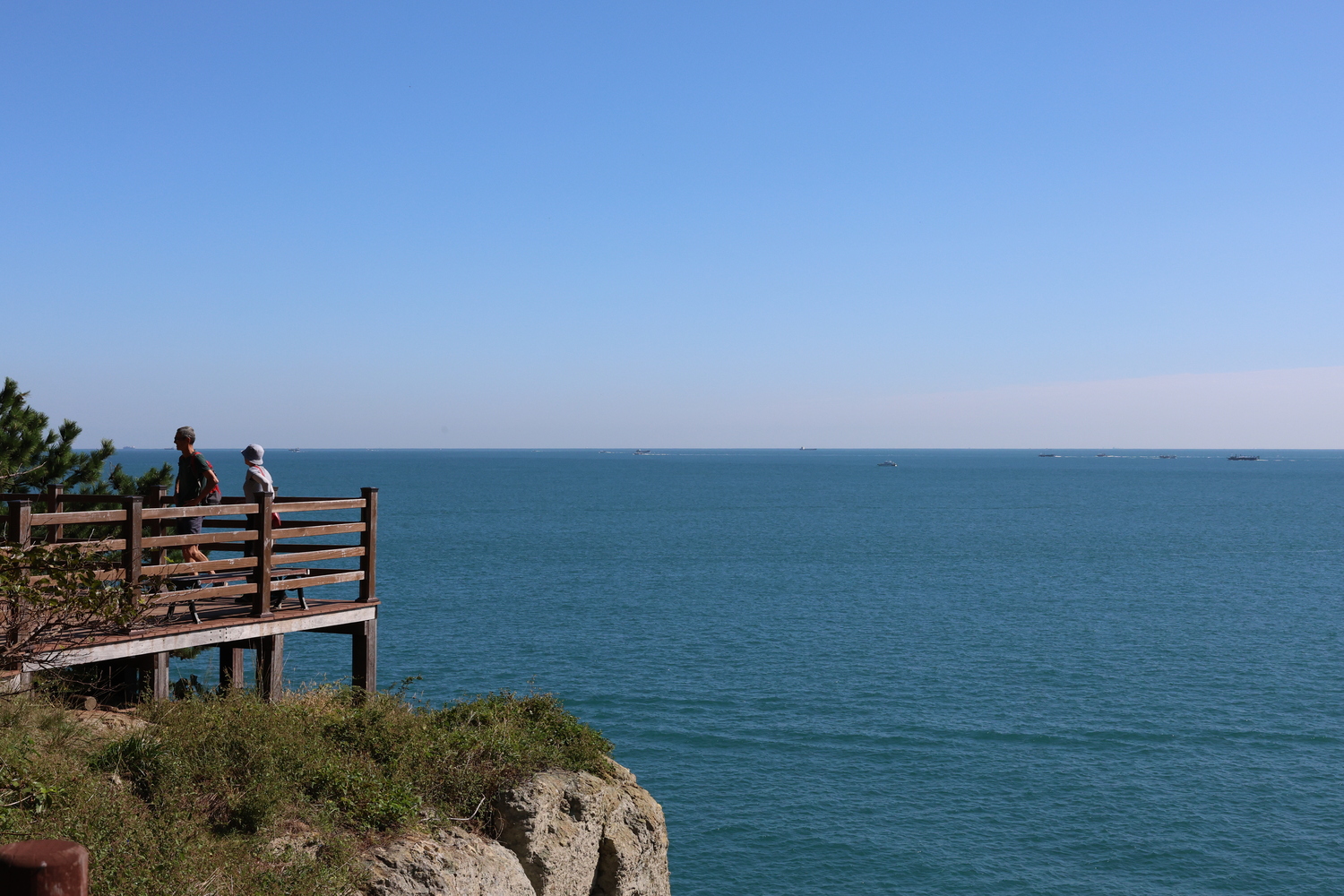 釜山「海波朗路1號路線」有許多向外探出的海洋平台，能提供步行者欣賞絕美海景。