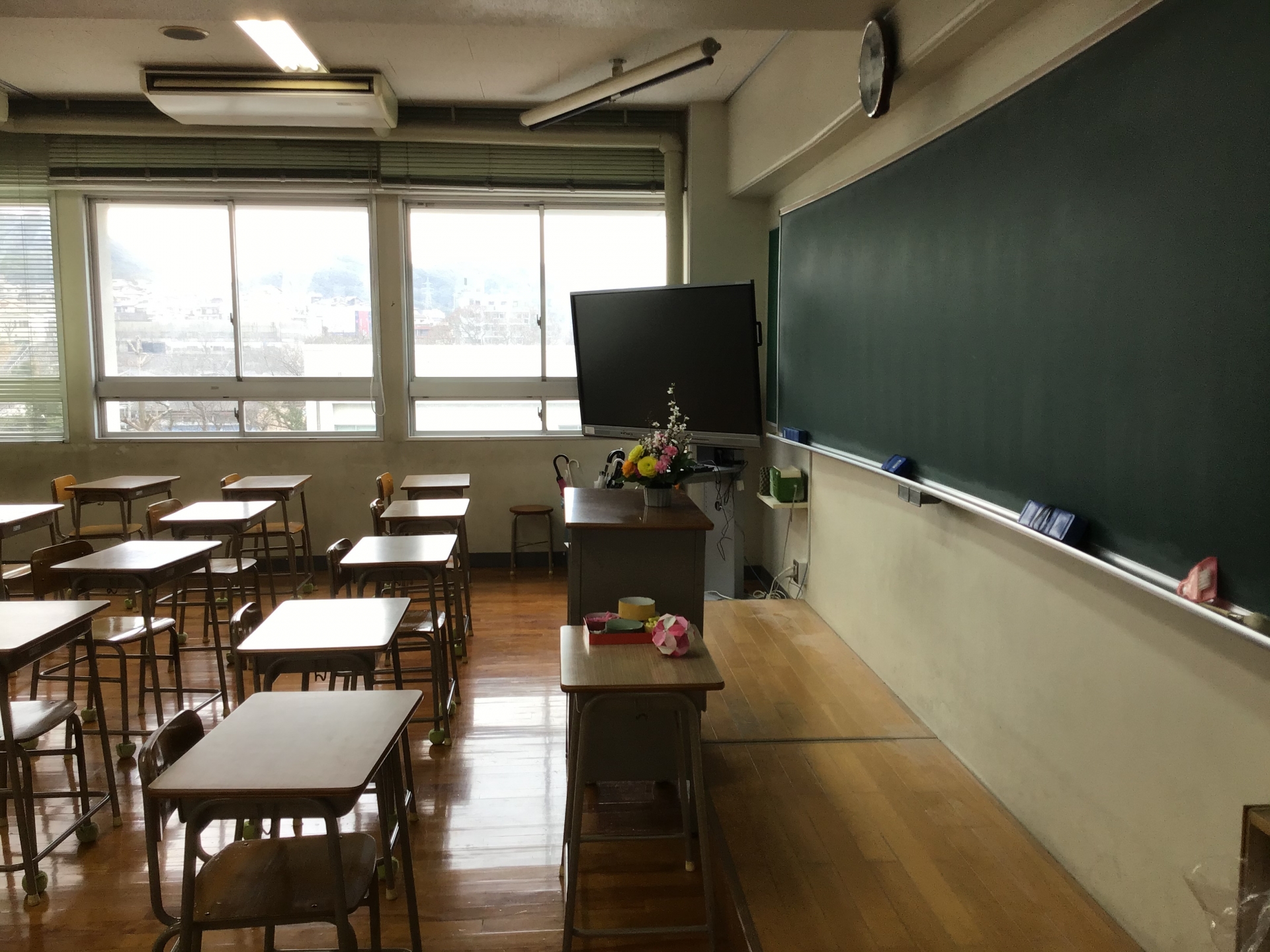 老師在黑板寫「未交作業：〇號」竟遭認定不當管教！　網嘆：難怪沒人想當老師