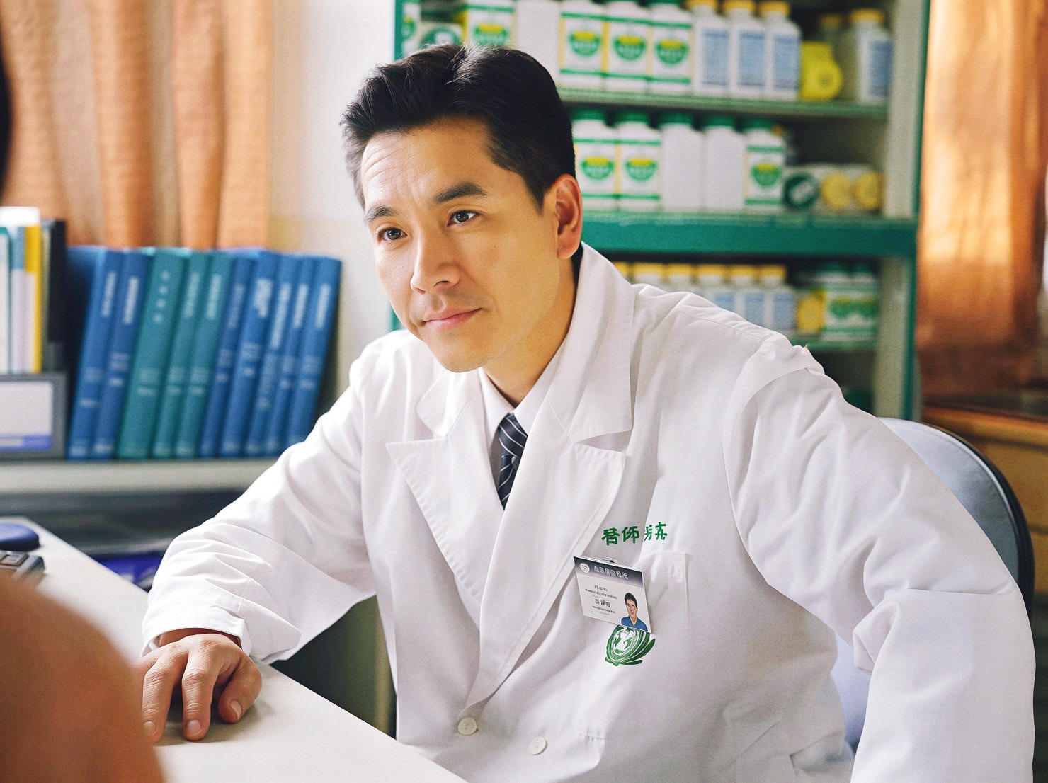 《在光裏的人》王傳一首度主演大愛劇，飾演持續至偏鄉服務逾20年的中醫師。（大愛電視提供）