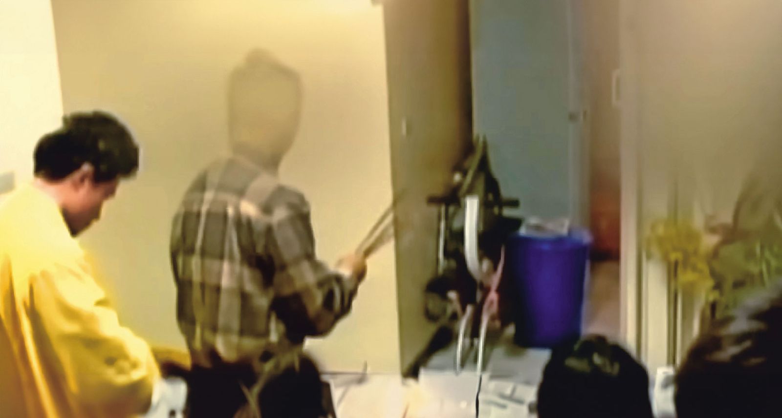 死者家屬事後到案發第一現場招魂，場面十分哀戚。（翻攝東森新聞）