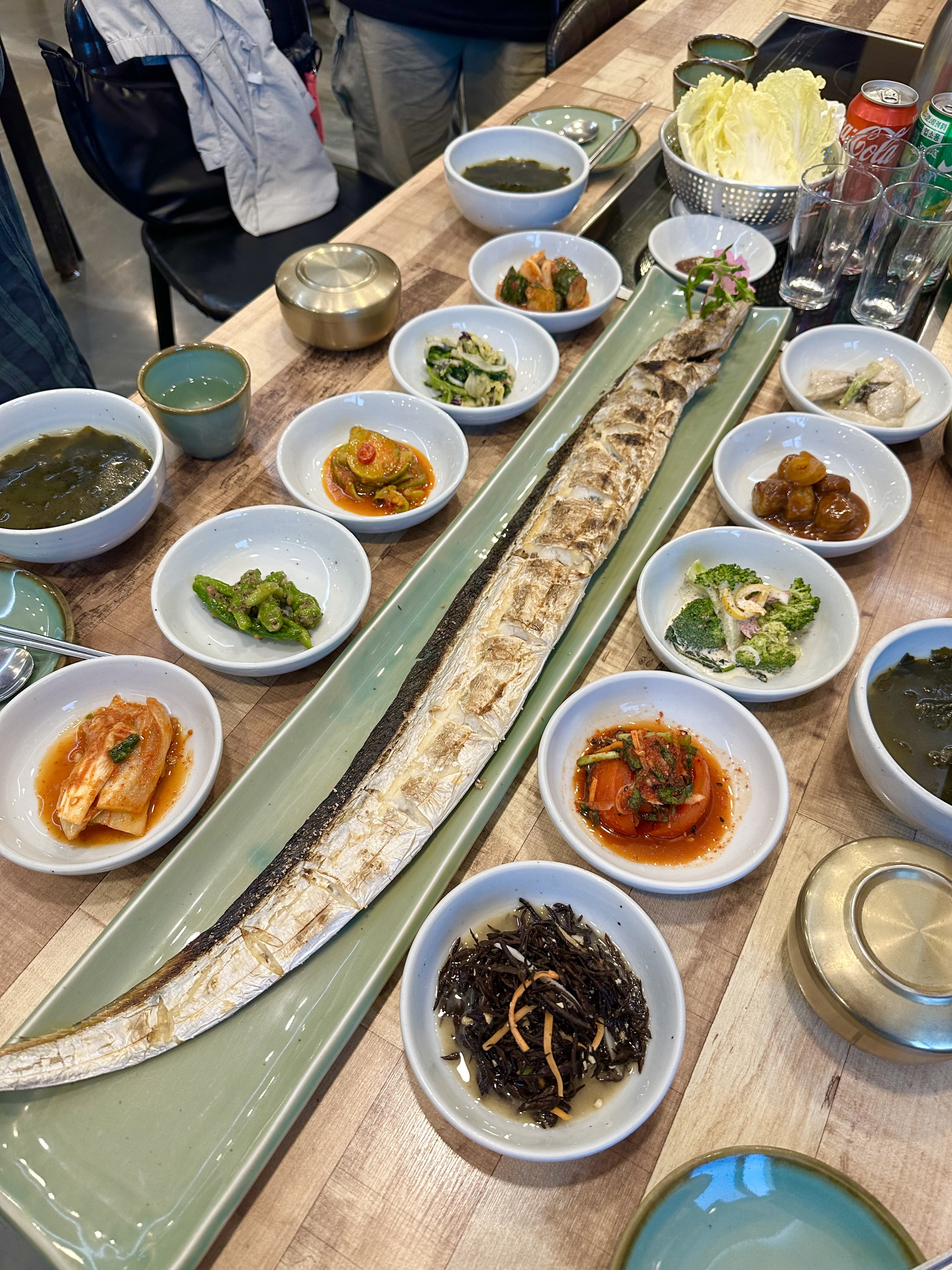 「烤帶魚」套餐包含整條的白帶魚，10款自製小菜、海帶湯和白飯。（105,000韓元／3人份，約NT$2,699元）