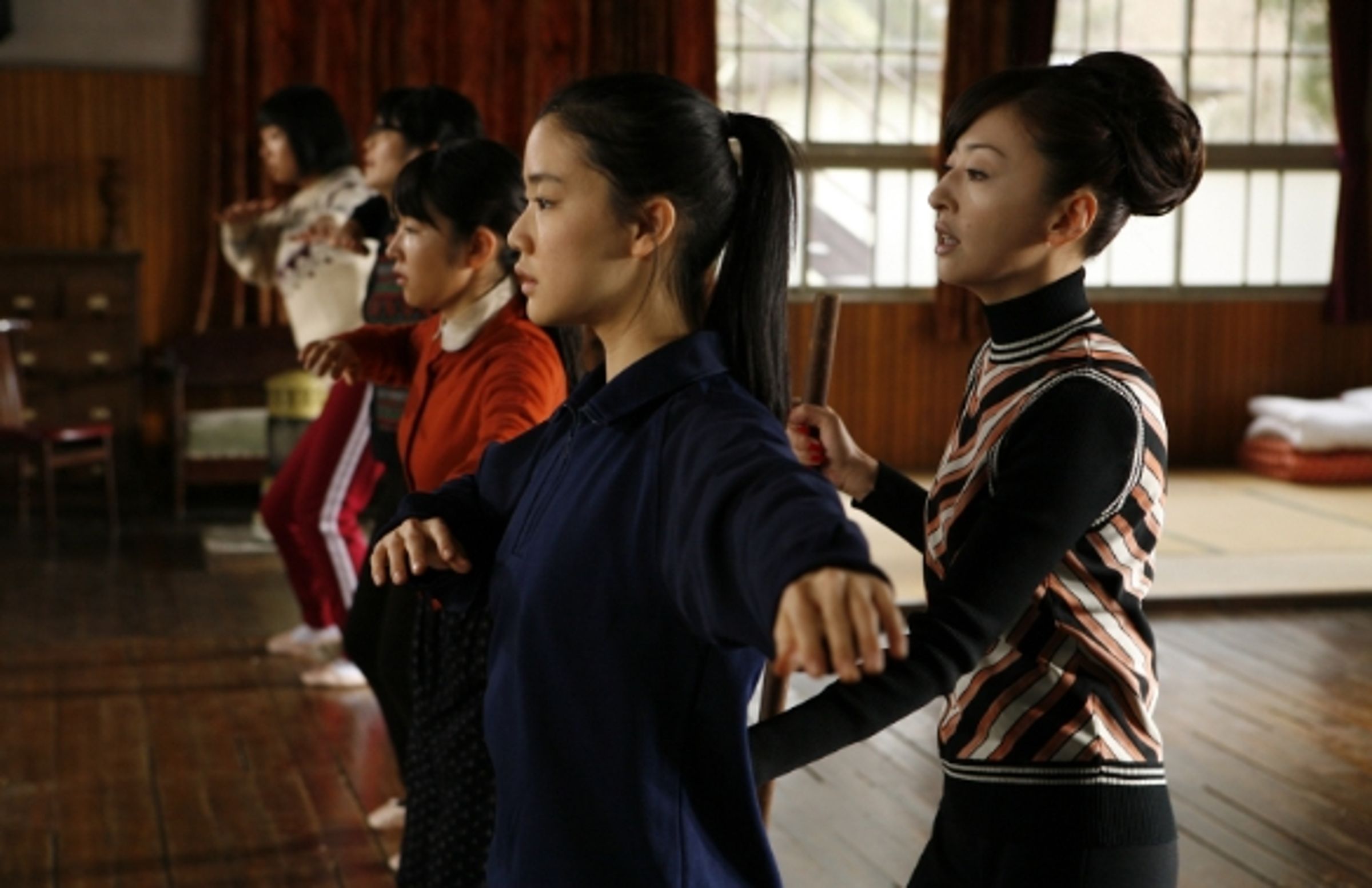 蒼井優(右二)拍攝《扶桑花女孩》,必須在3個月內學會夏威夷草裙舞,一度想落跑拒拍。(華映娛樂提供)