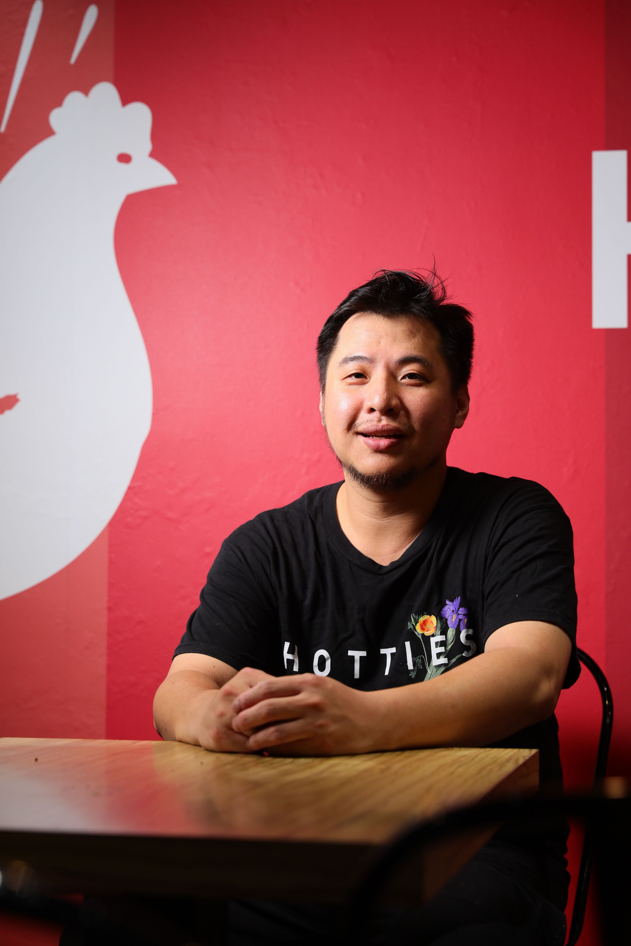 一群愛吃辣味炸雞的人將「Hotties Fried Chicken」代理來台,總經理Wilber也是其中一員。