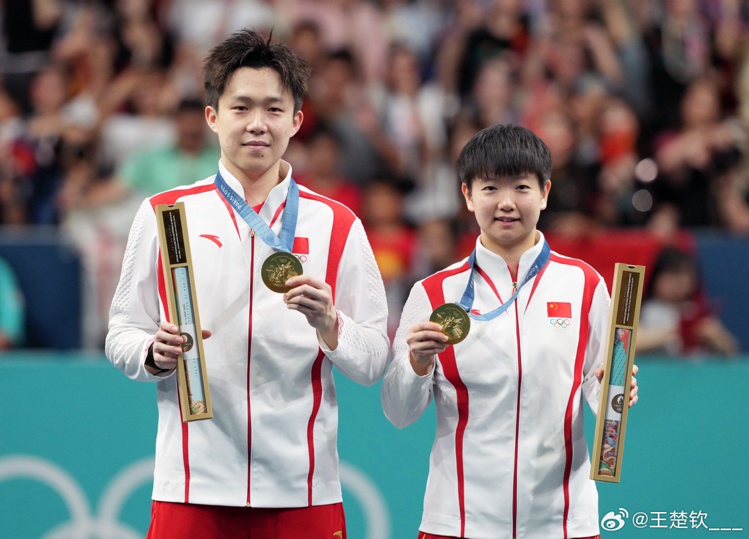 王楚欽（左）本屆巴黎奧運先和孫穎莎（右）拿下桌球混雙金牌，沒想到單打時失利。（翻攝自王楚欽微博）