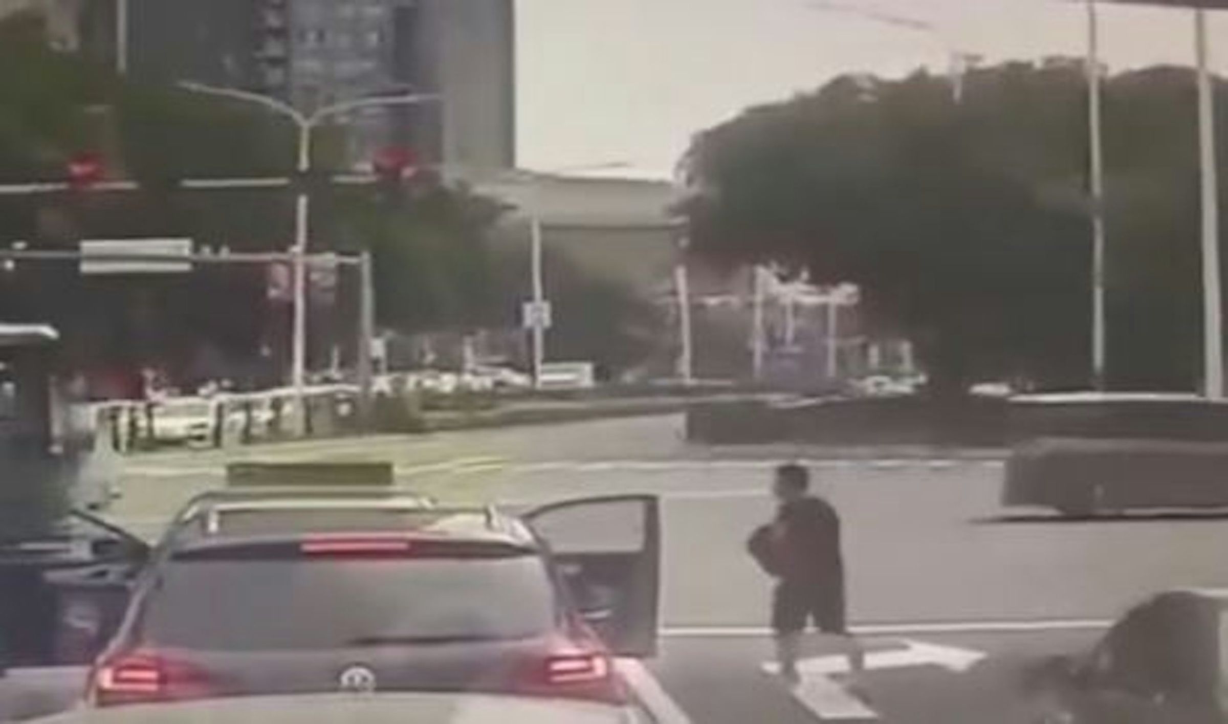據悉胡男下車後，快速逃離現場。（翻自《南方都市報》）