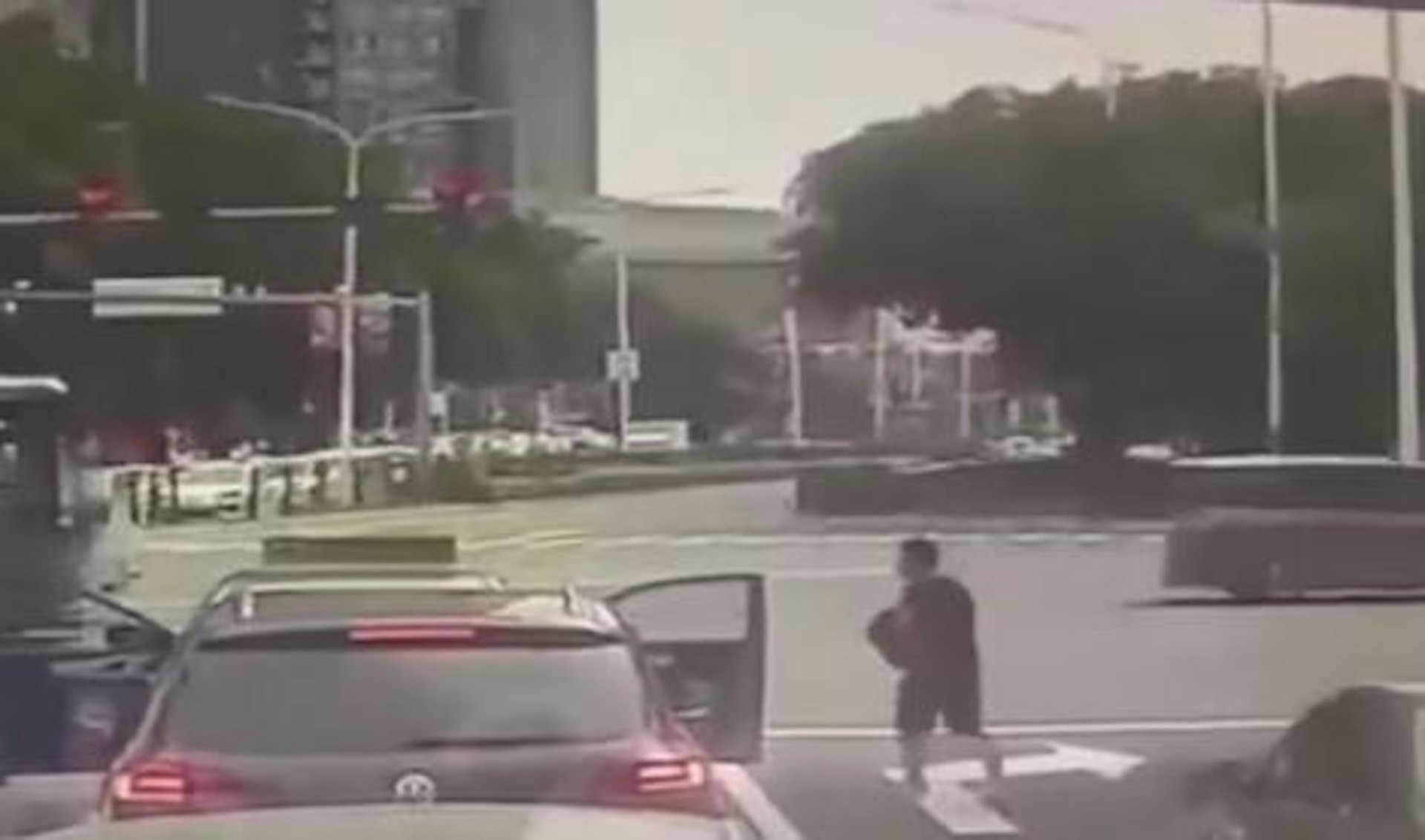 據悉胡男下車後,快速逃離現場。(翻自《南方都市報》)