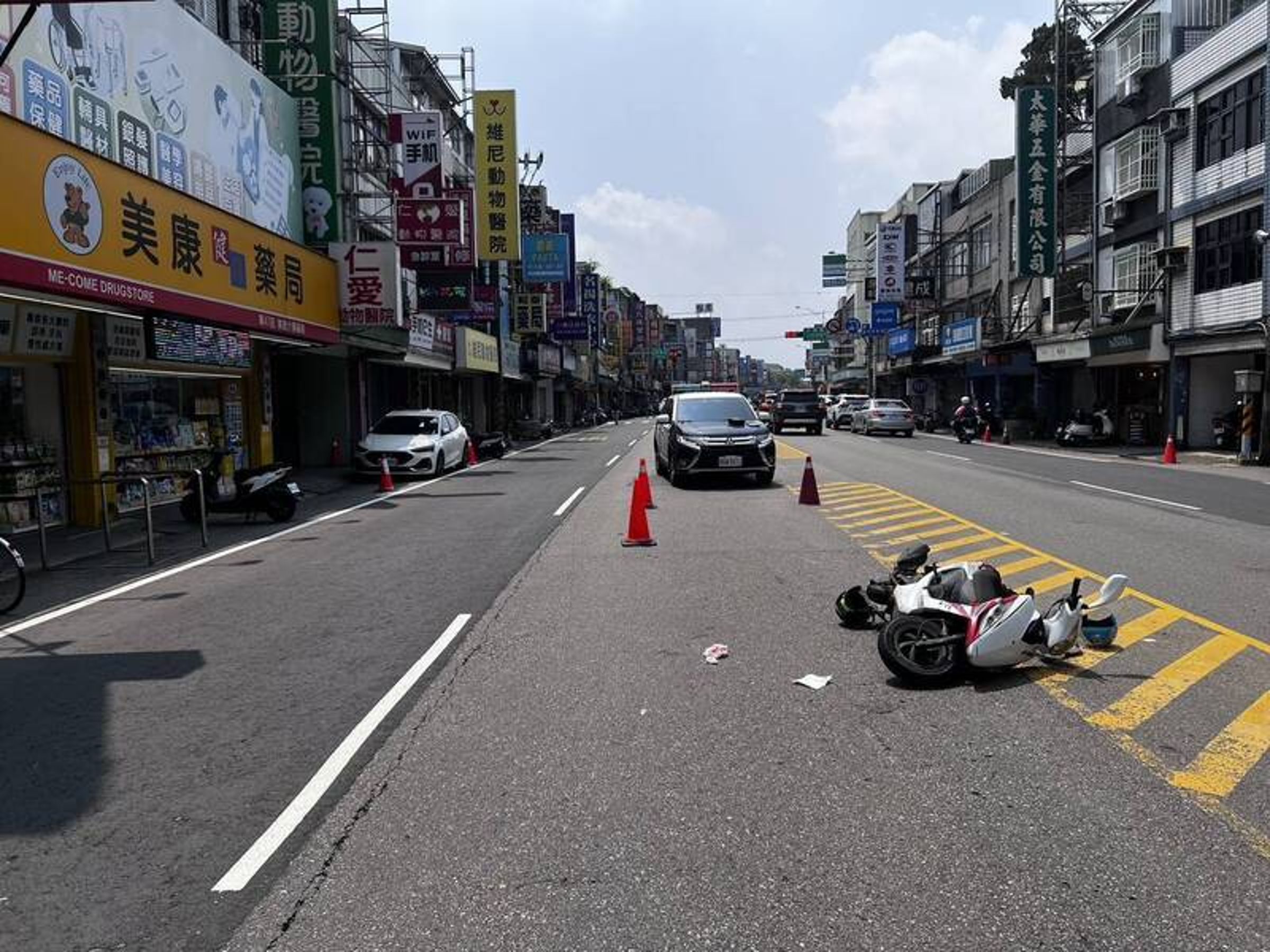 一名周姓婦人上午在桃園穿越馬路,陳姓機車騎士閃避不及撞上,兩人皆重摔倒地。(翻攝畫面)