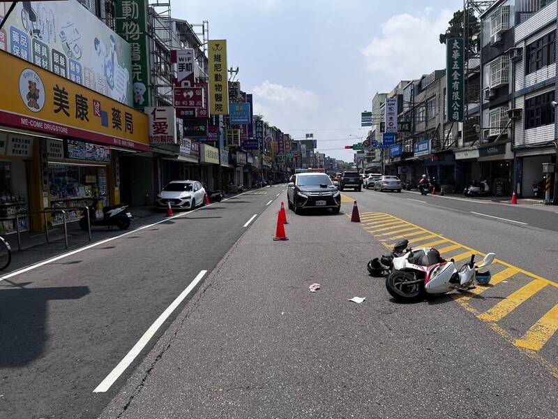 一名周姓婦人上午在桃園穿越馬路，陳姓機車騎士閃避不及撞上，兩人皆重摔倒地。（翻攝畫面） 