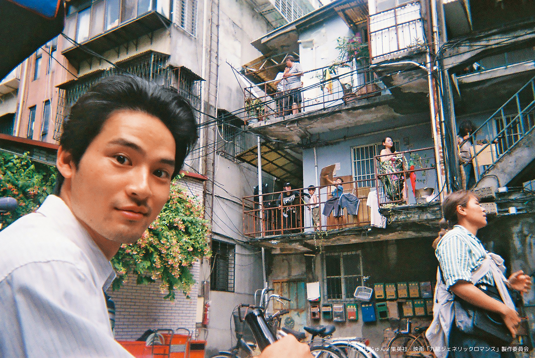 台灣有許多小巷保留懷舊風情，吸引《九龍大眾浪漫》來台取景，演員水上恒司拍攝期間在多處留影紀念。（翻攝自《九龍大眾浪漫》官方X）