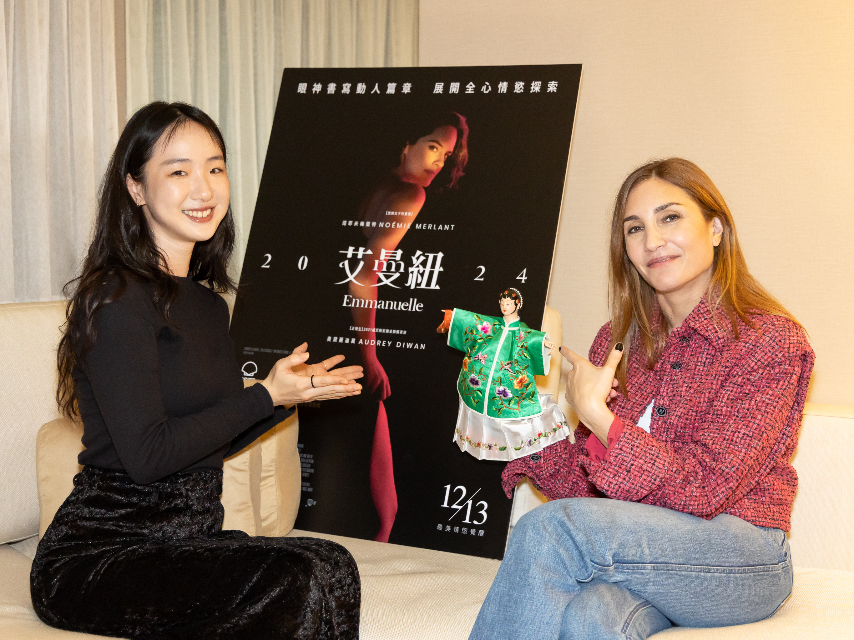 《破浪男女》女主角劉主平送上布袋戲偶給奧黛麗迪萬,導演對《破浪男女》的劇情也感到非常好奇。(双喜提供)