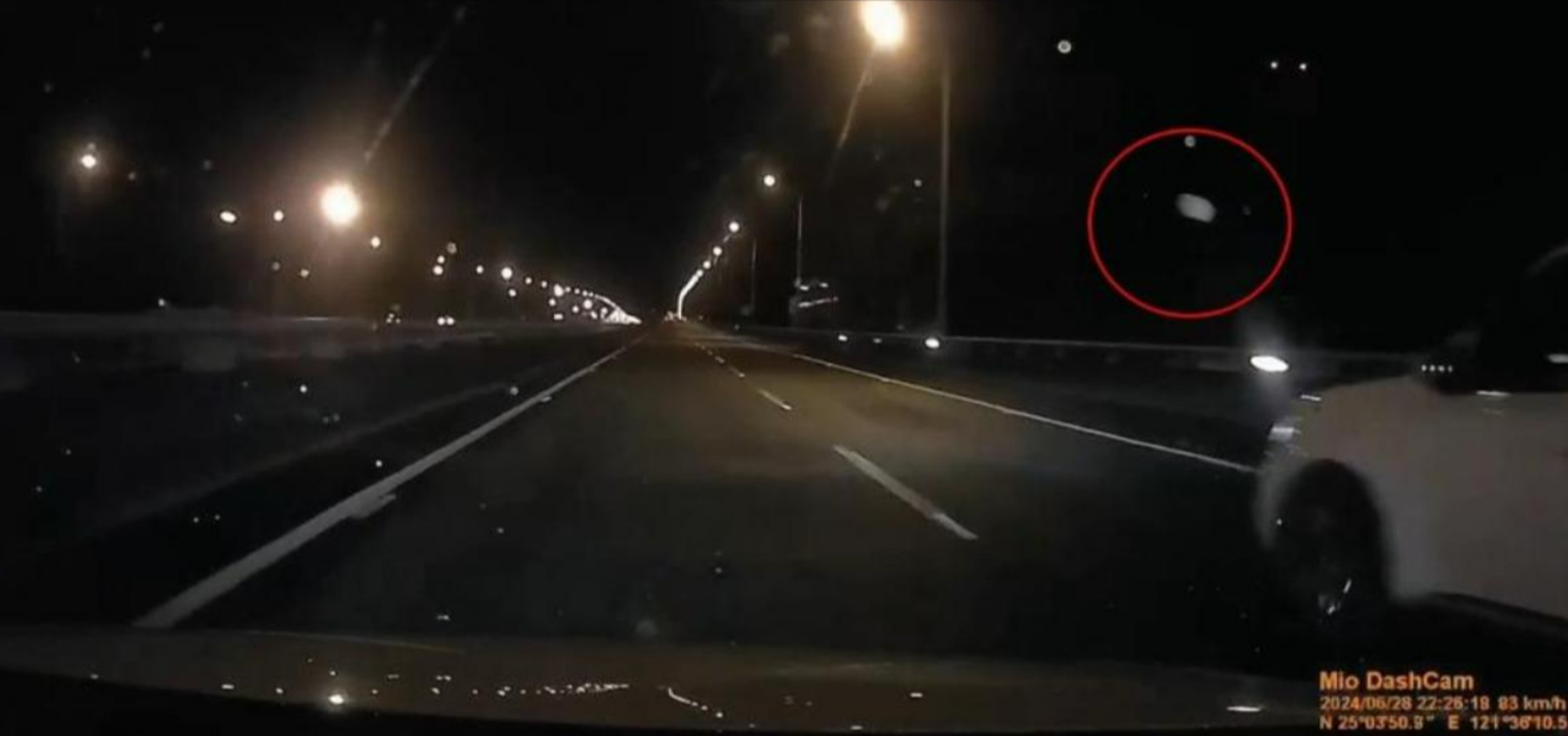 女駕駛駕車上國道遭休旅車逼車，途中對方二度丟擲雞蛋、比中指。（翻攝畫面）