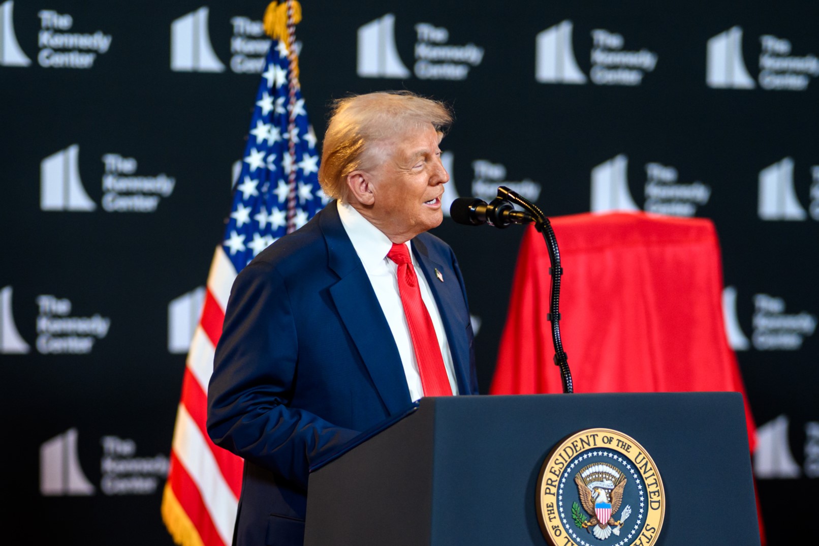 川普對再生能源開砲，認為風力與太陽能發電是世紀騙局。（取自白宮Flickr）