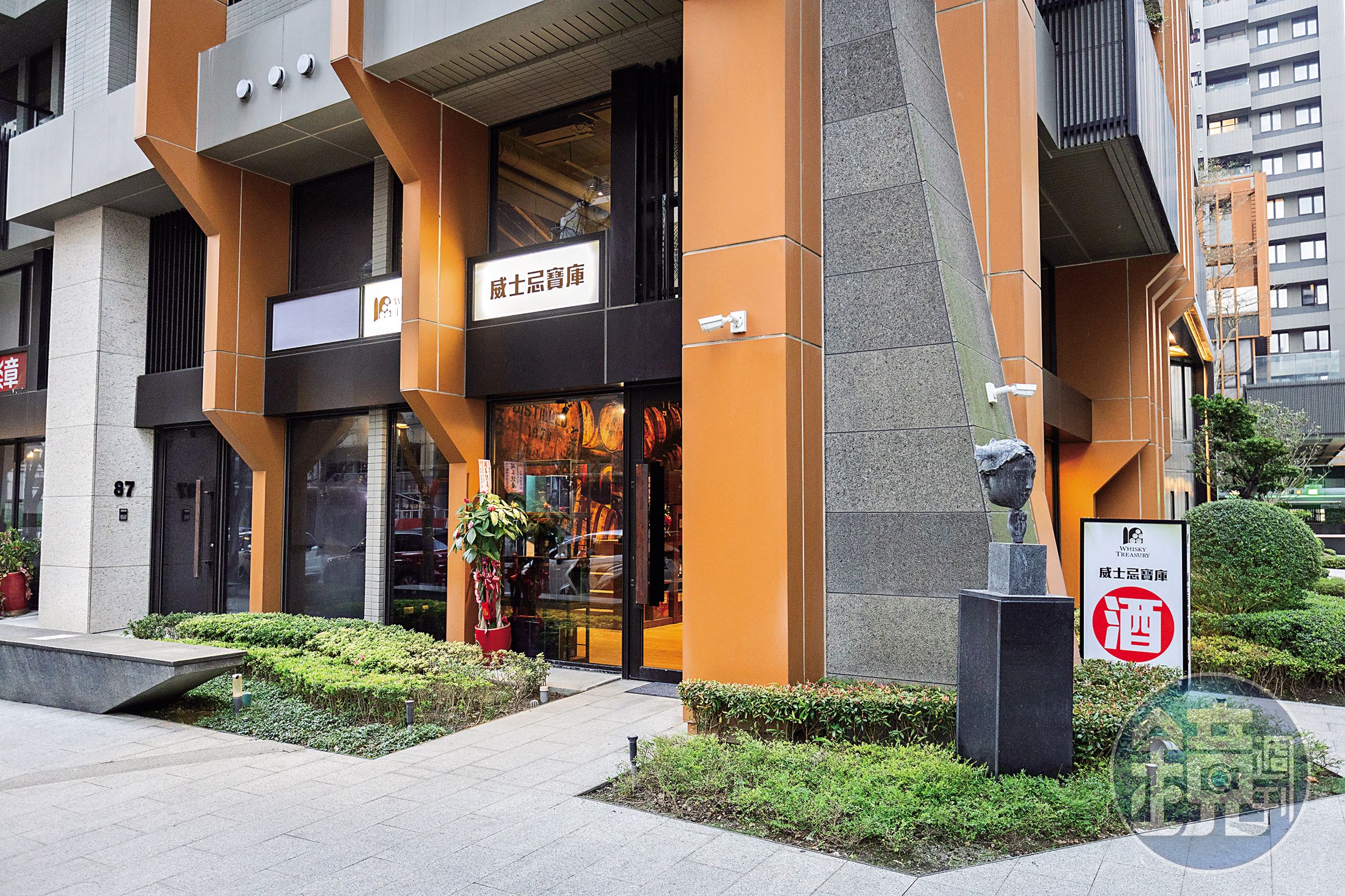 開在林口豪宅區的「威士忌寶庫」，3月1日正式開張，常有人路過就進來看看。