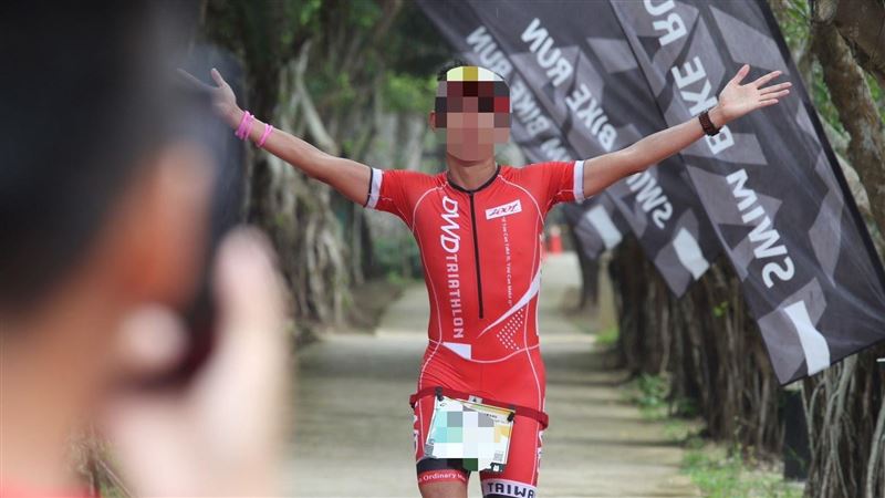 涉入「台版地面師」詐騙集團的游姓書記官曾任警職，卻遭爆3年前兼差拍攝Swag成人片。（翻攝游男臉書）