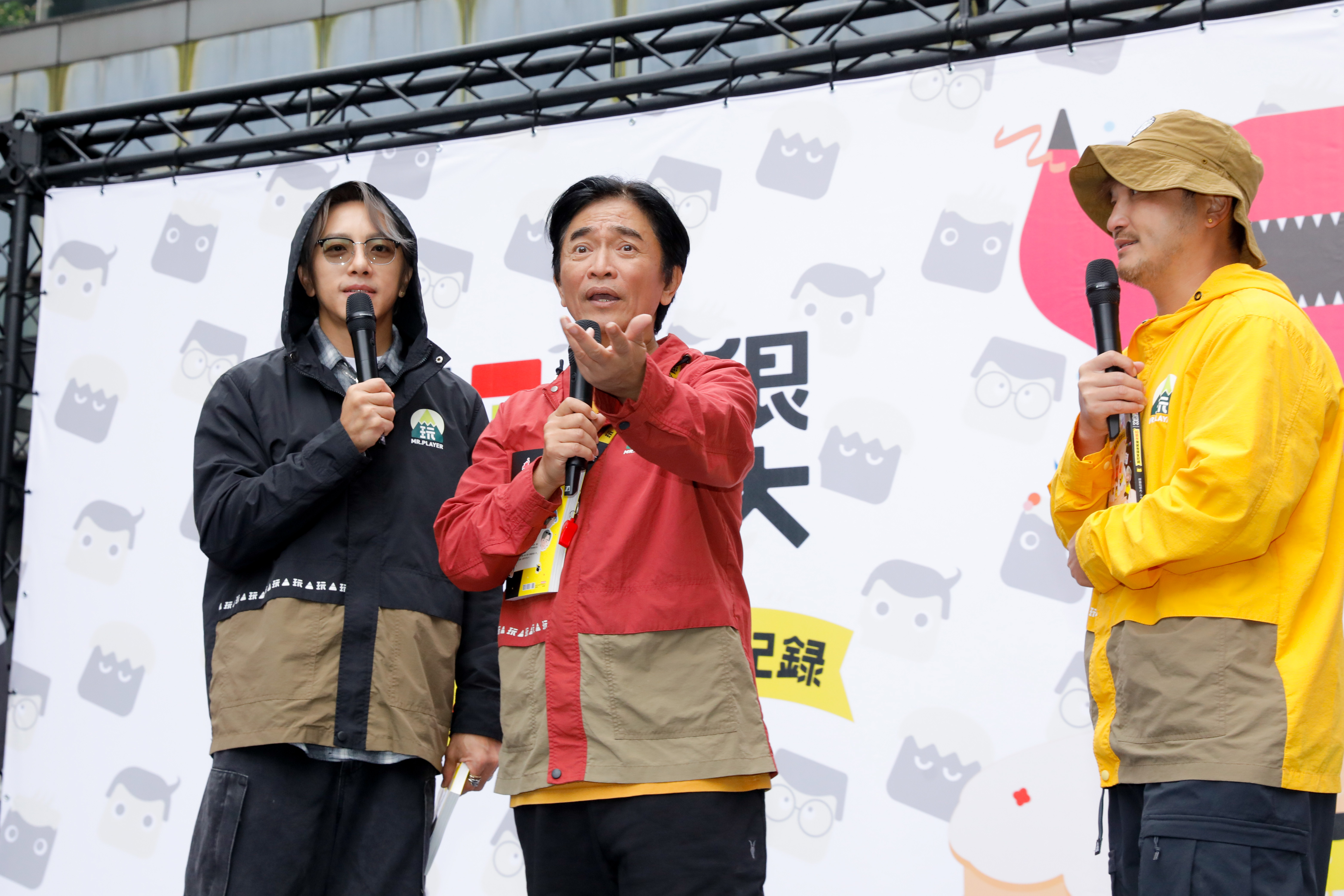 坤達（左）捲入閃兵風波，告假《綜藝玩很大》回台投案，吳宗憲親曝節目後續情況。（本刊資料照）