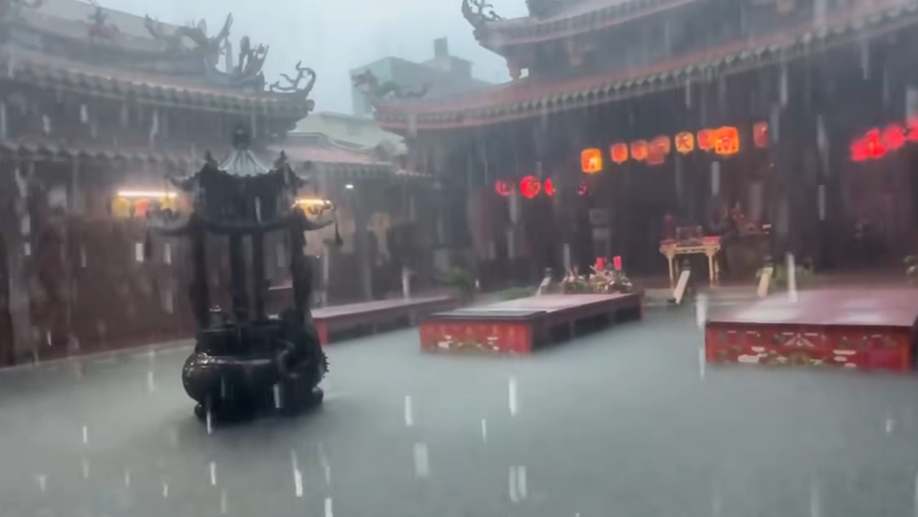 雨彈強襲彰化,連鹿港天后宮也淹大水。(翻攝自爆料公社)