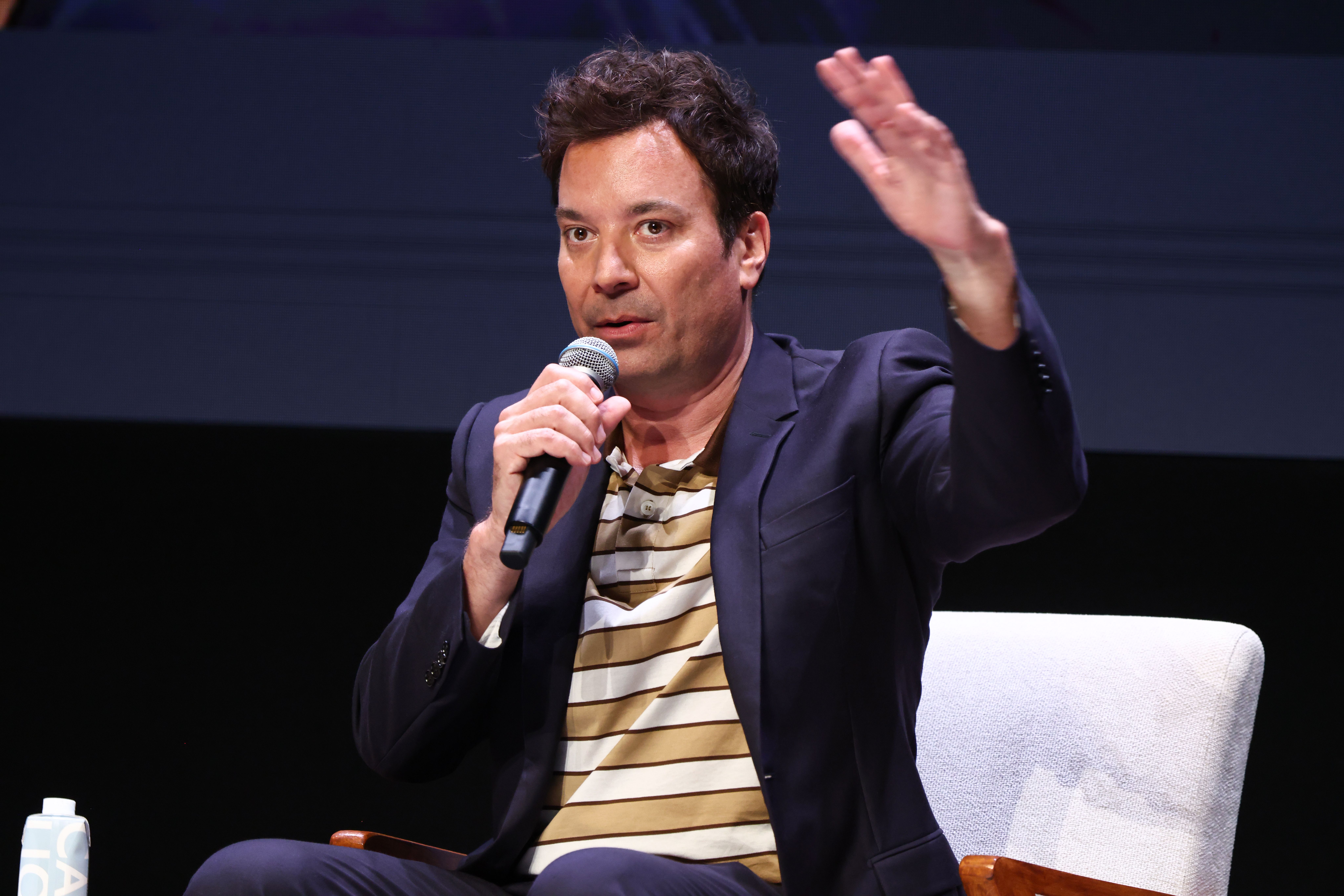 在美國3大電視網中，唯一還能保住深夜脫口秀節目主持人飯碗的吉米法倫，也公開發聲，聲援同行吉米金莫節目被無限期停播。（東方IC）