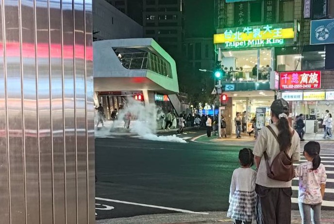 北捷中山站外也出現煙霧彈，嫌犯隨後更持刀隨機砍人引發恐慌。（讀者提供）