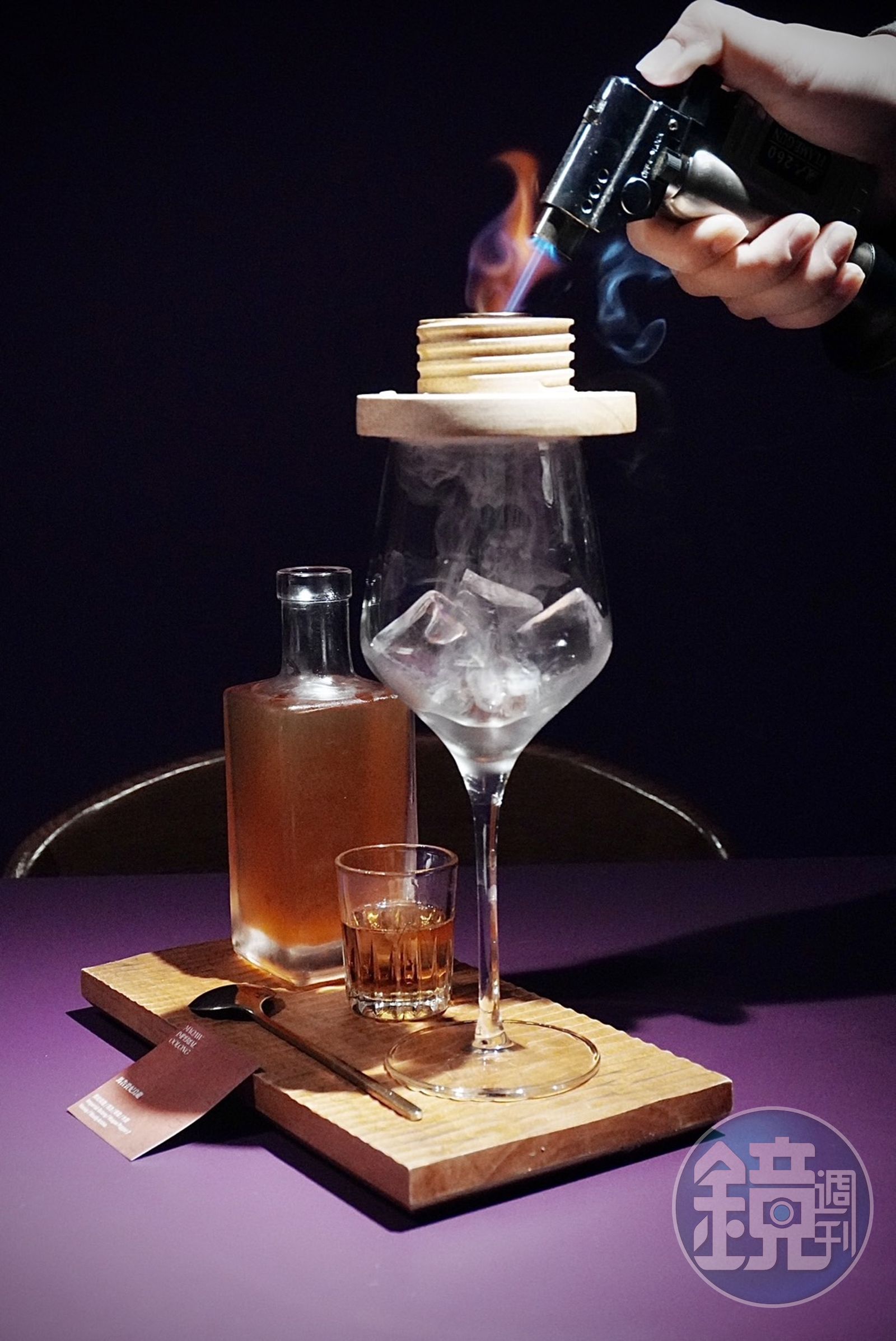 玻璃杯先以蘋果木煙燻的「馬告貴妃烏龍」，入口後隨即品飲出淡雅木質香氣。（180元／杯）