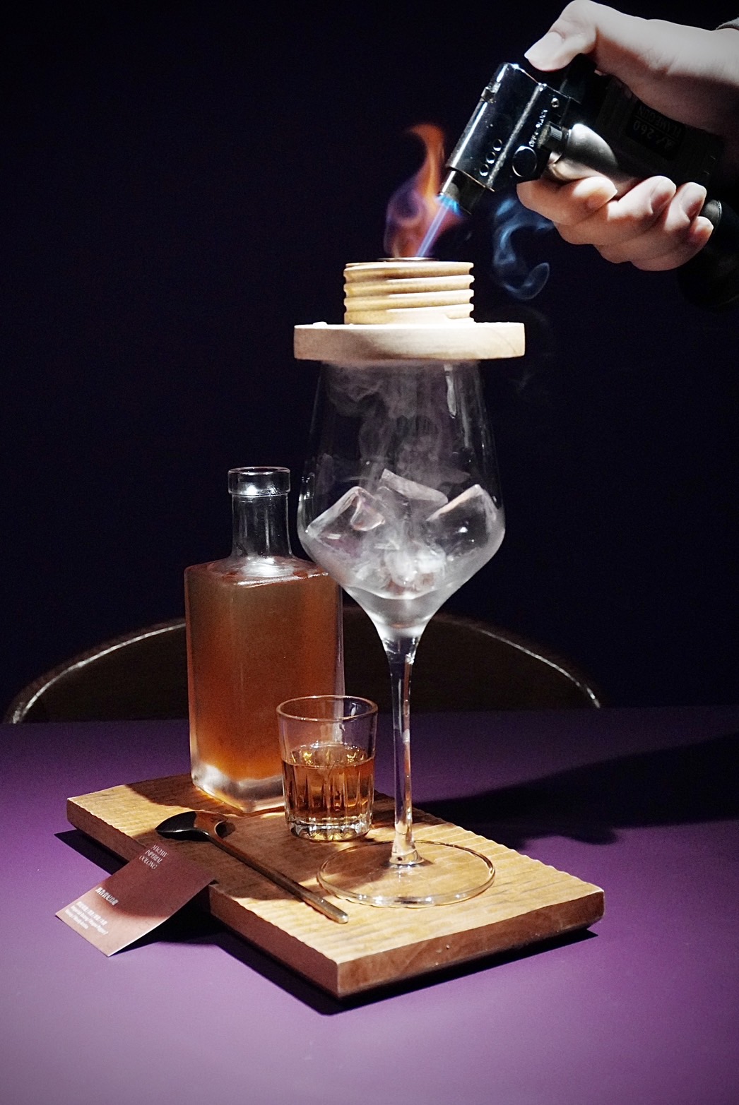 玻璃杯先以蘋果木煙燻的「馬告貴妃烏龍」，入口後隨即品飲出淡雅木質香氣。（180元／杯）